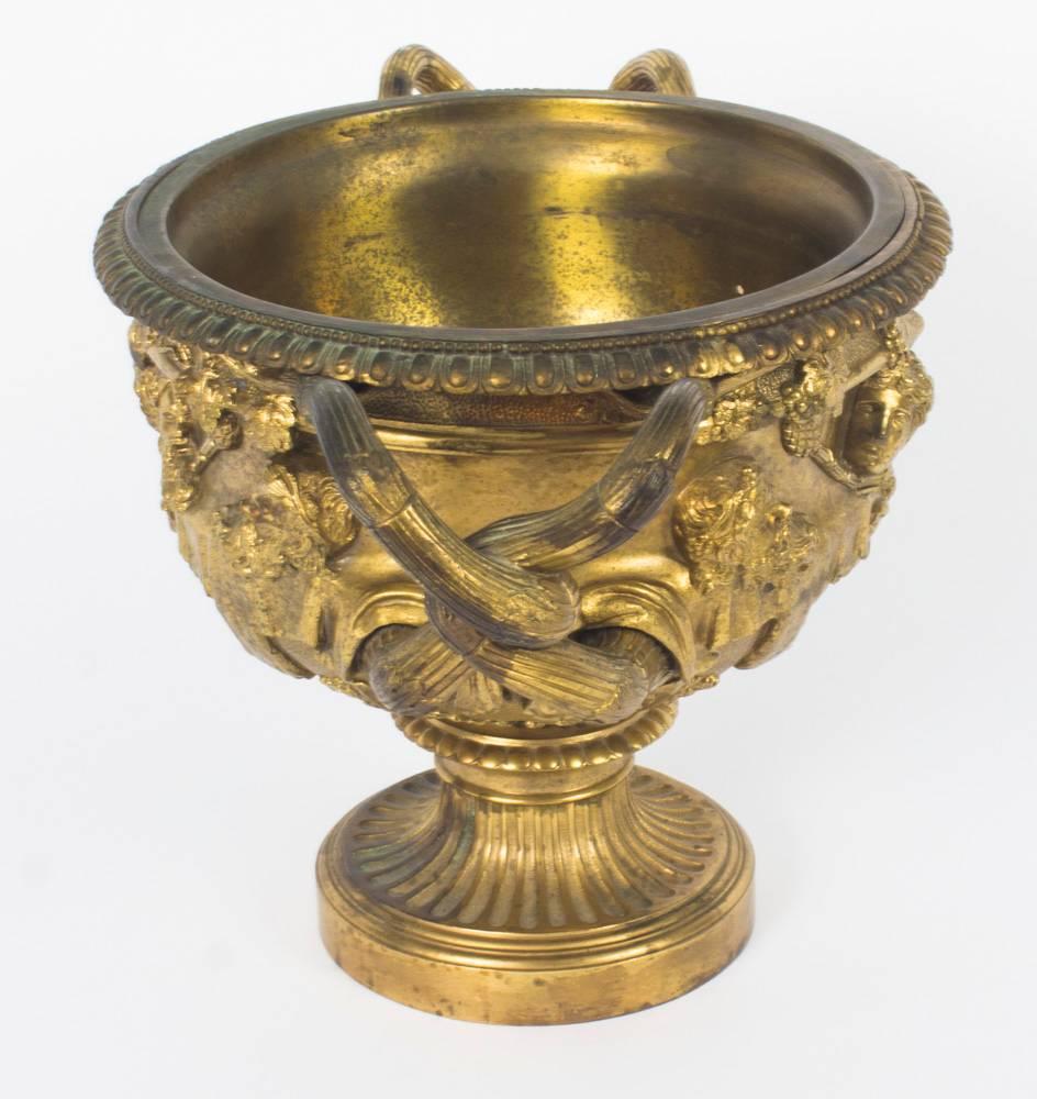 Modèle italien ancien de vase Warwick en bronze doré Grand Tour:: 19ème siècle 2