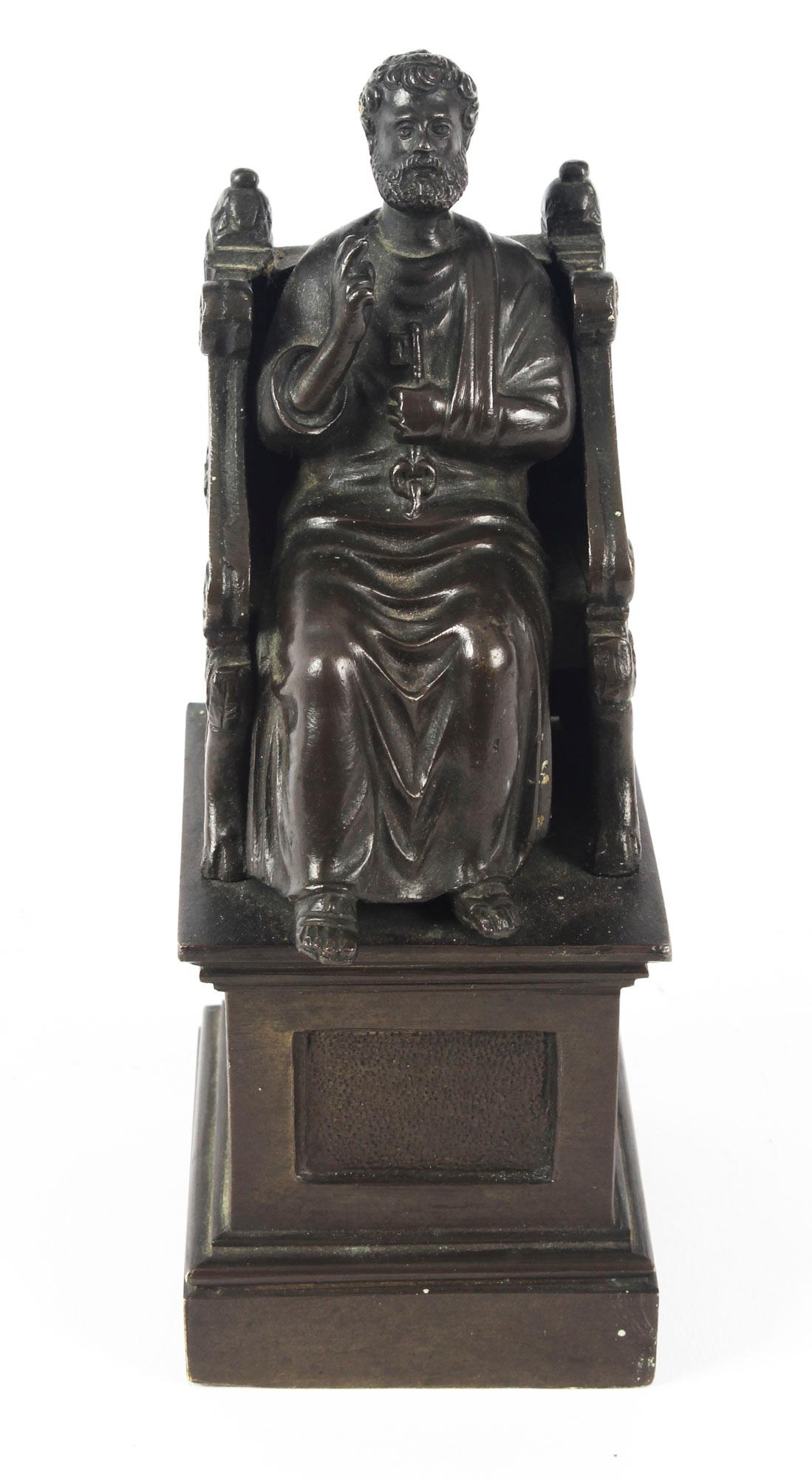 Superbe sculpture italienne ancienne en bronze patiné Grand Tour représentant Saint Pierre assis sur un trône en bronze, datant d'environ 1880.

Cette sculpture en bronze patiné de saint Pierre est d'après l'original d'Arnolfo di Cambio