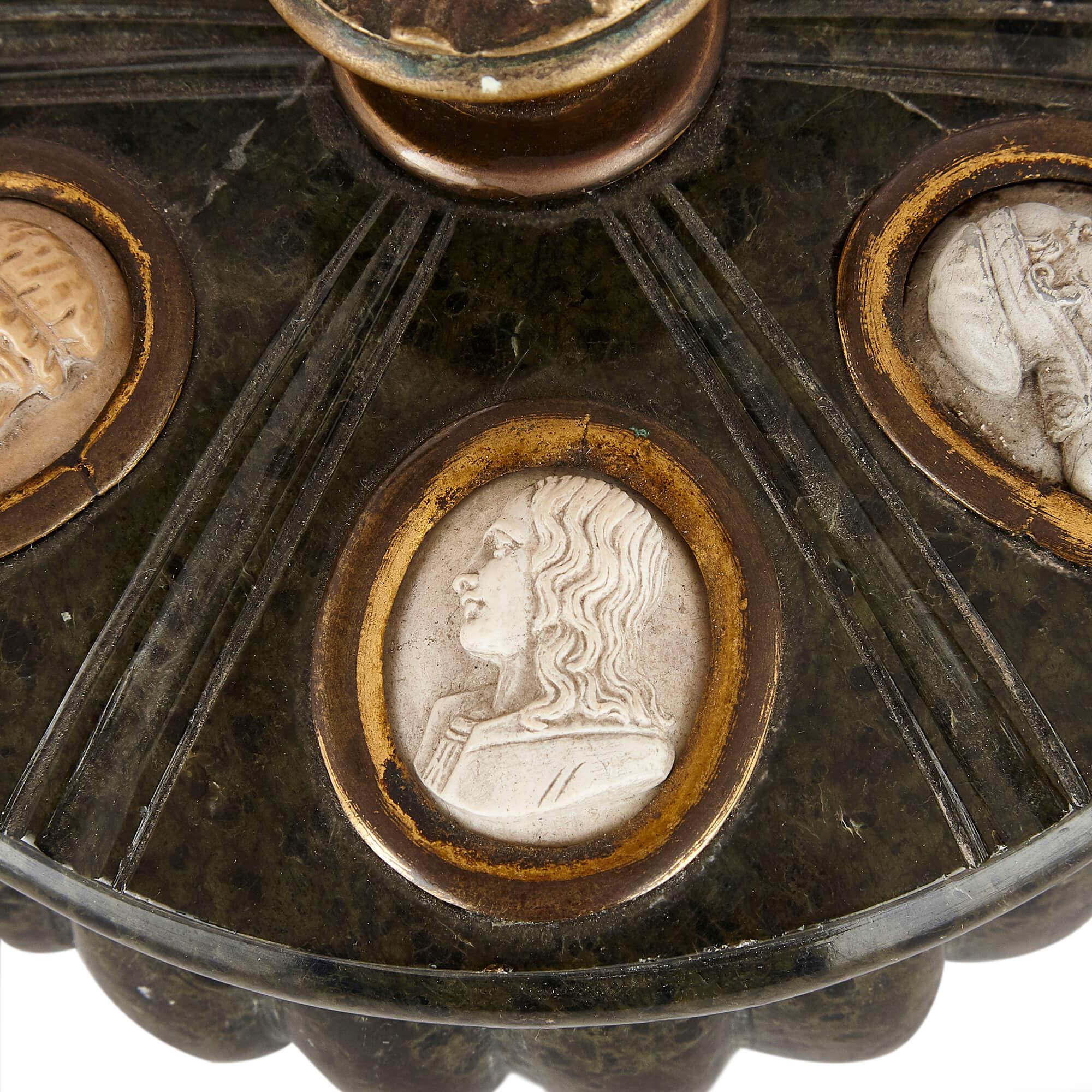 Antiker italienischer Tintenständer aus grünem Marmor und „Lava Cameo“-Kamee im Zustand „Gut“ im Angebot in London, GB
