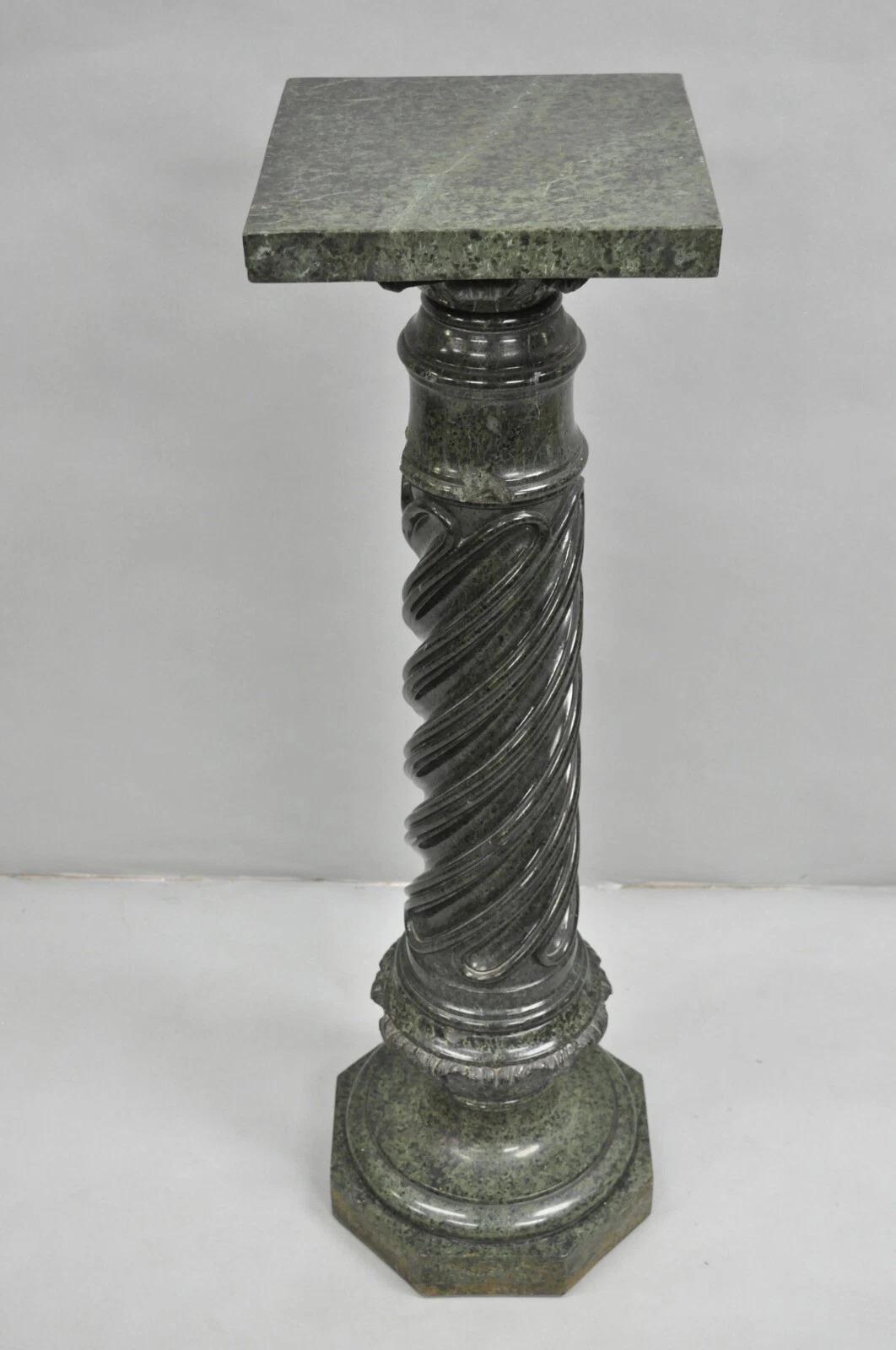 Antico piedistallo a colonna scolpito a spirale in marmo verde impero italiano, circa 140 libbre. Circa all'inizio del XX secolo. Misure: 43,75