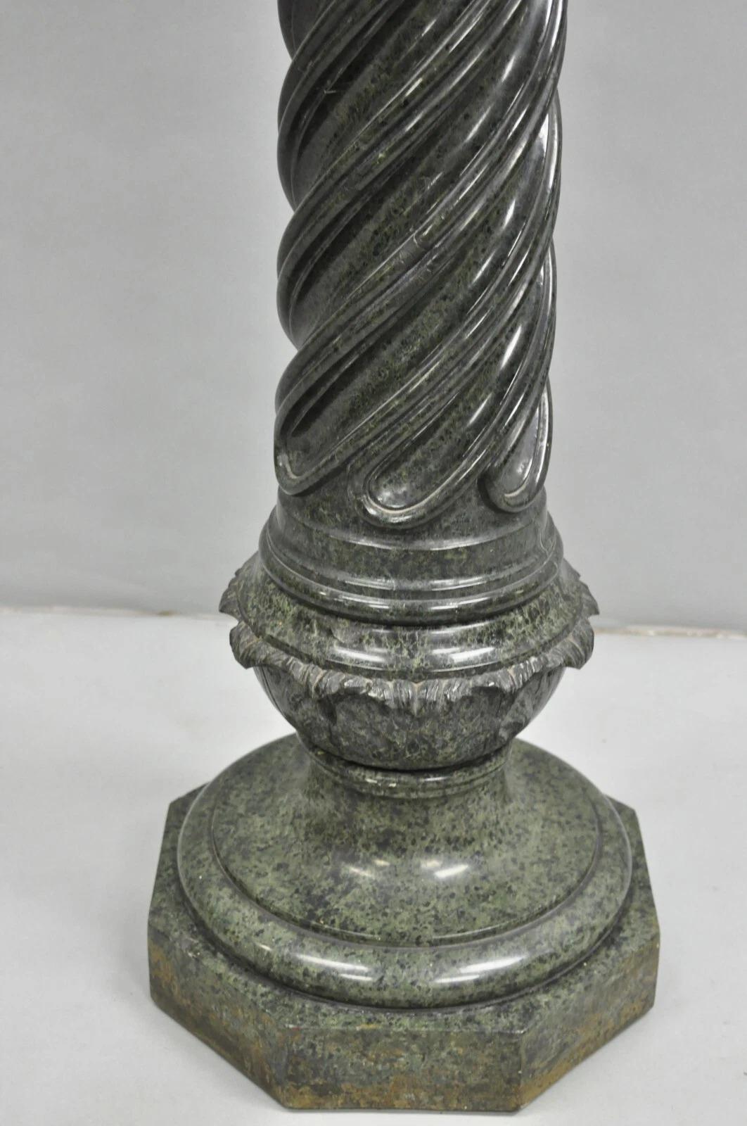 XX secolo Antico piedistallo a colonna intagliato a spirale in marmo verde impero italiano in vendita