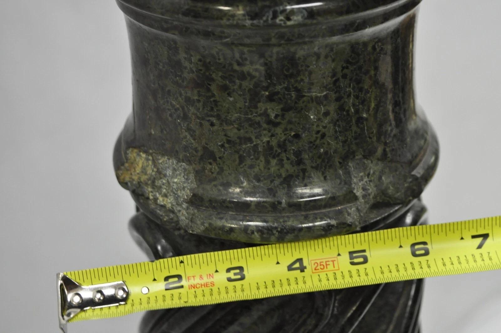 Antico piedistallo a colonna intagliato a spirale in marmo verde impero italiano in vendita 1