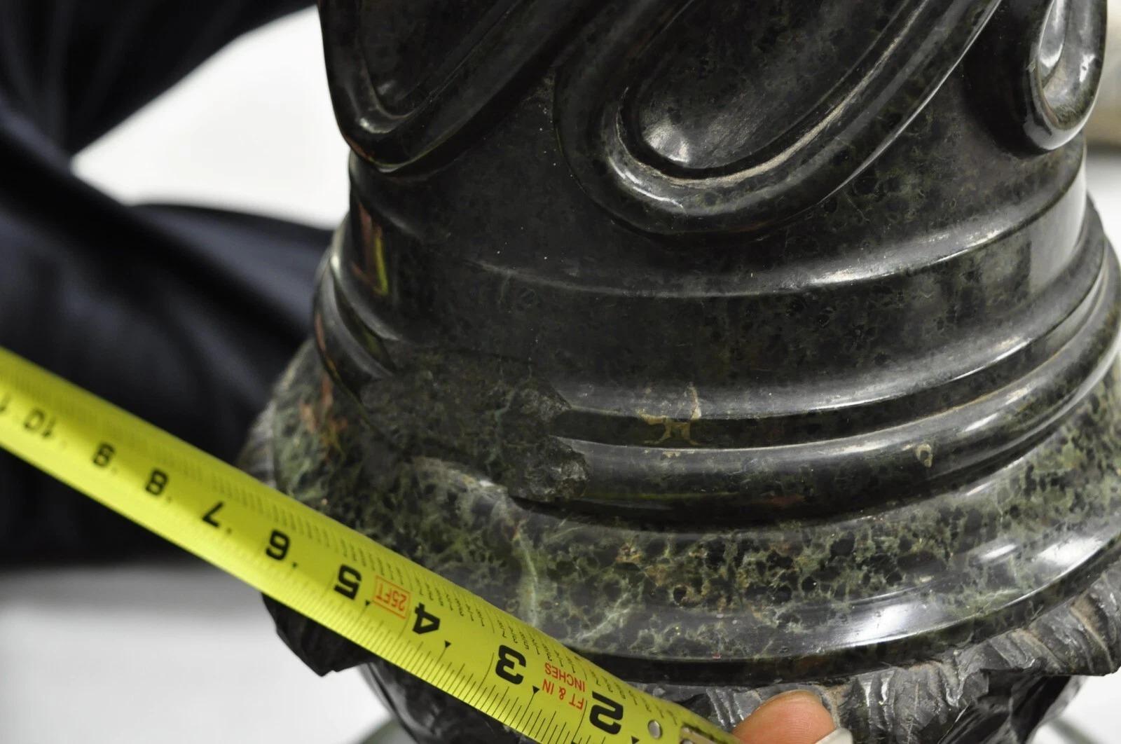 Antico piedistallo a colonna intagliato a spirale in marmo verde impero italiano in vendita 2
