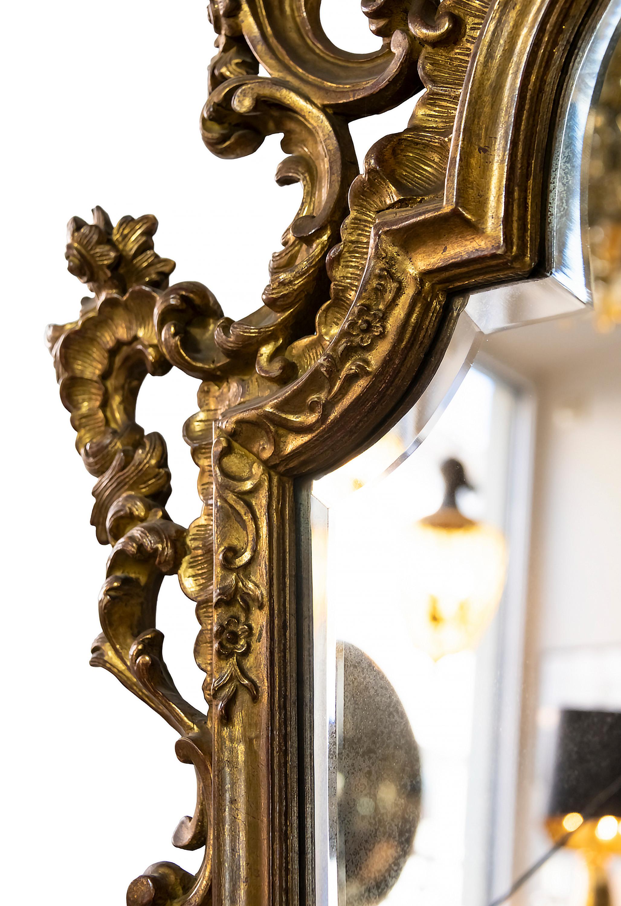 Antique Italian Hand-Carved Gilt Wood Wall Mirror In Good Condition In Vilnius, LT