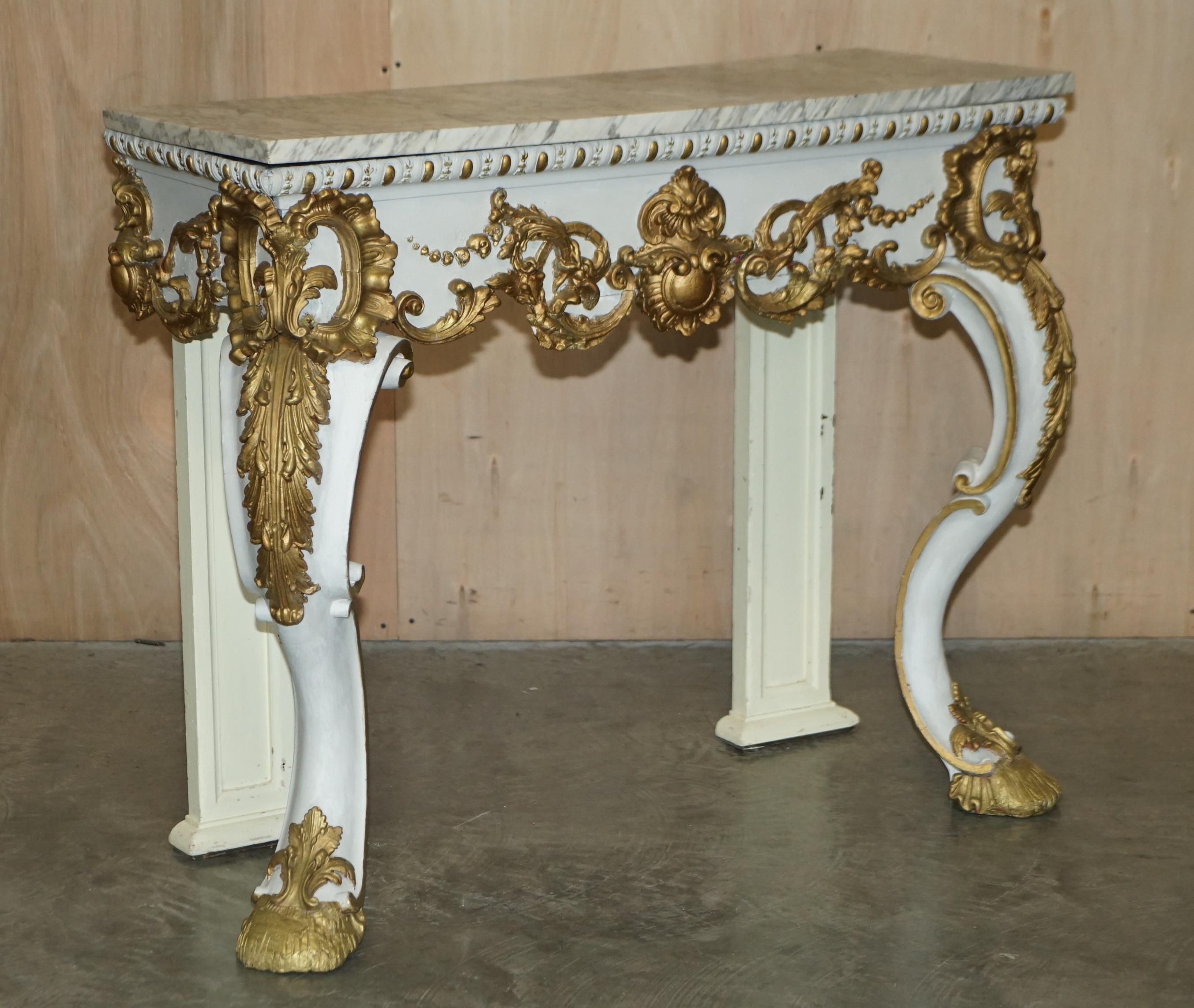 Casa Reale Antiquariato

Royal House Antiques è lieta di offrire in vendita questo grazioso tavolo da console italiano in legno dorato con piano in marmo del 1860 circa.

Le spese di spedizione indicate sono solo indicative e coprono solo la zona