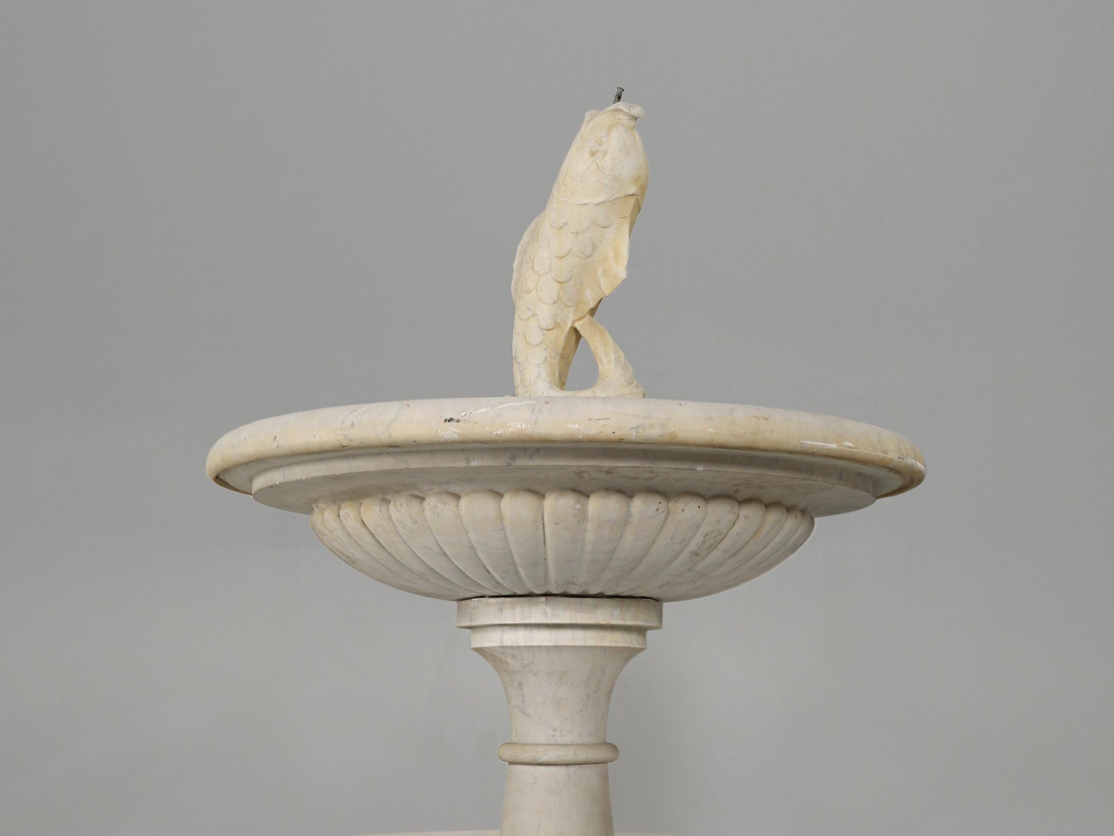 Antica fontana italiana in marmo intagliato a mano con beccuccio classico a forma di pesce, anni '20 ca. In condizioni buone in vendita a Chicago, IL