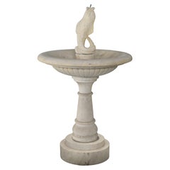 Antiker italienischer handgeschnitzter Marmorbrunnen mit klassischem Fischauslauf aus den 1920er Jahren