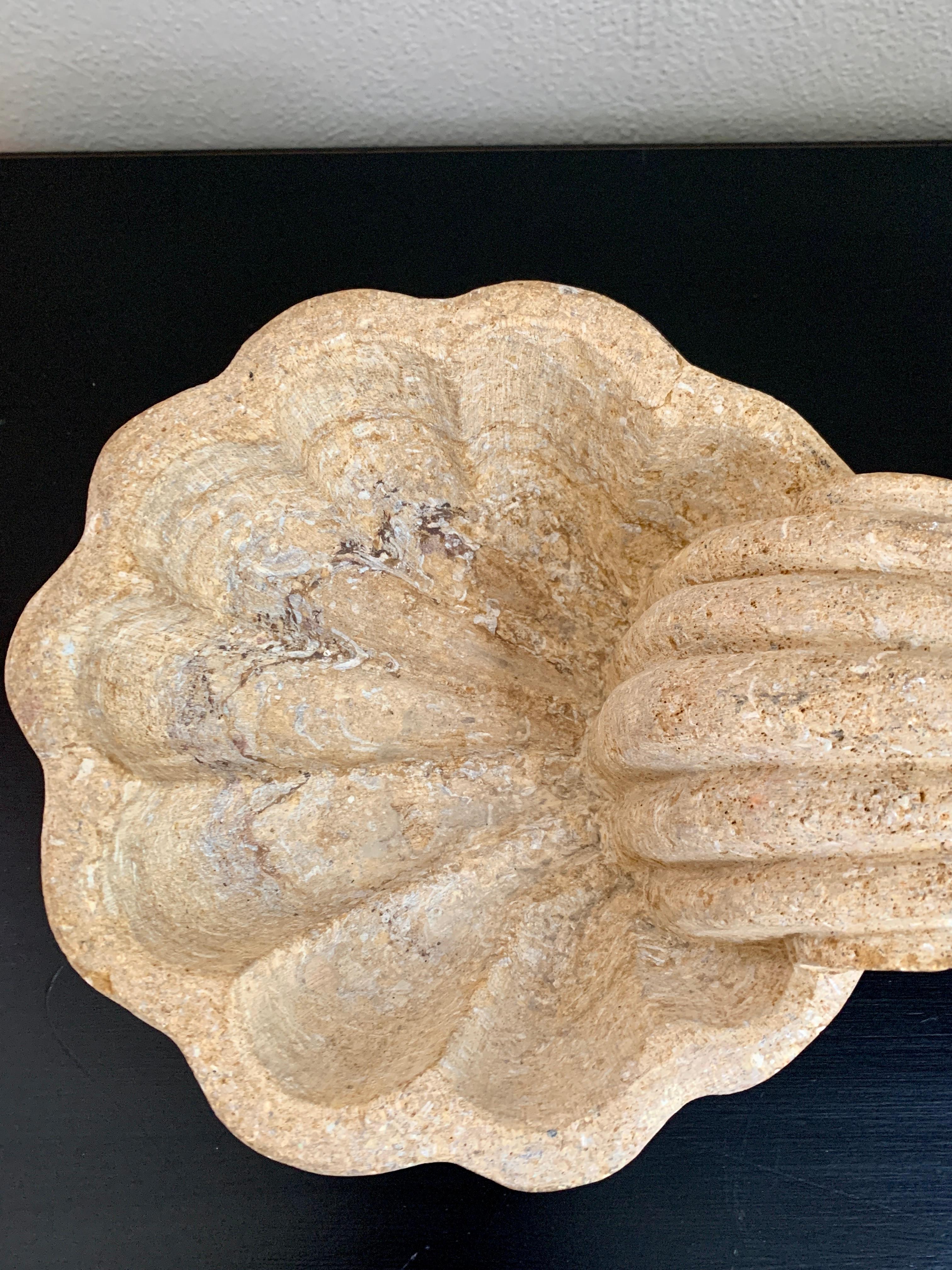 Antike italienische handgeschnitzte Marmorkanne in Muschelform, 19. Jahrhundert im Zustand „Gut“ im Angebot in Elkhart, IN