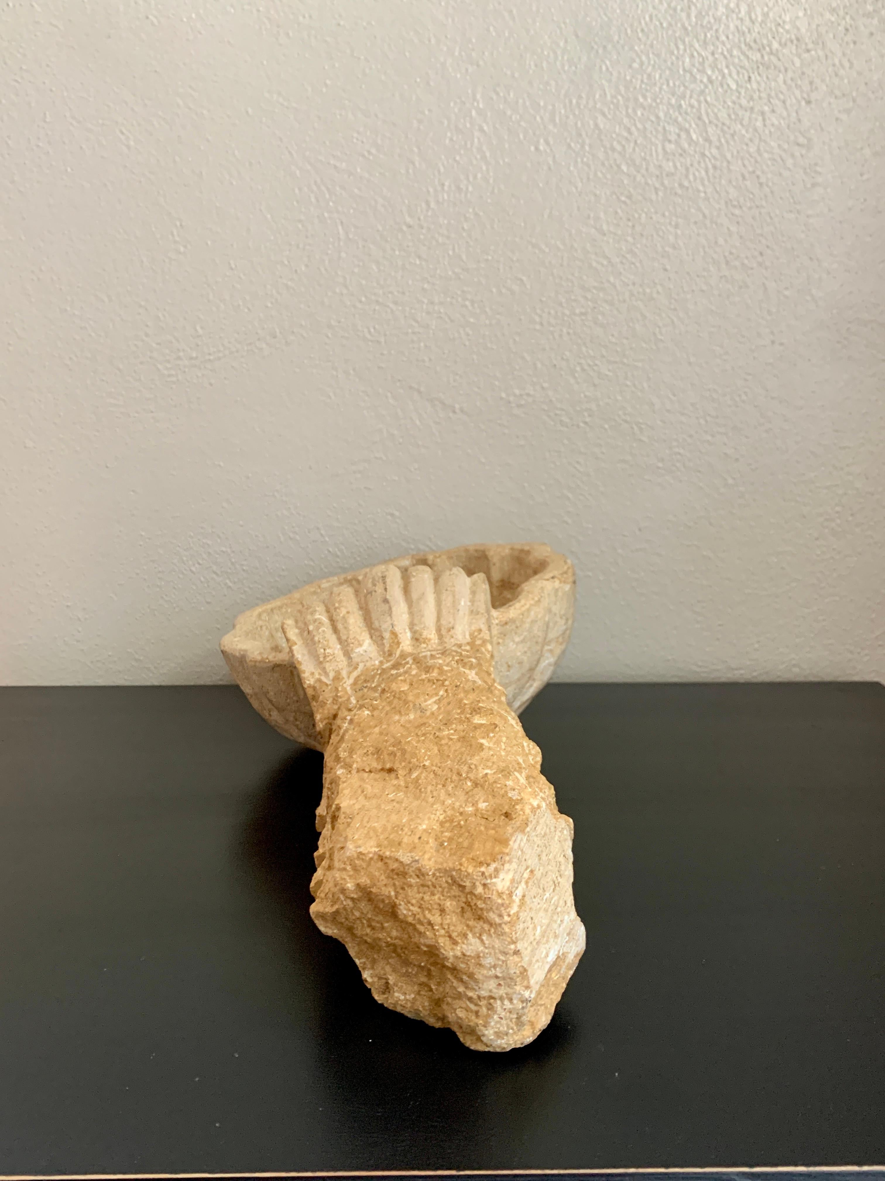 Font italien ancien en forme de coquillage en marbre sculpté à la main, 19ème siècle 2