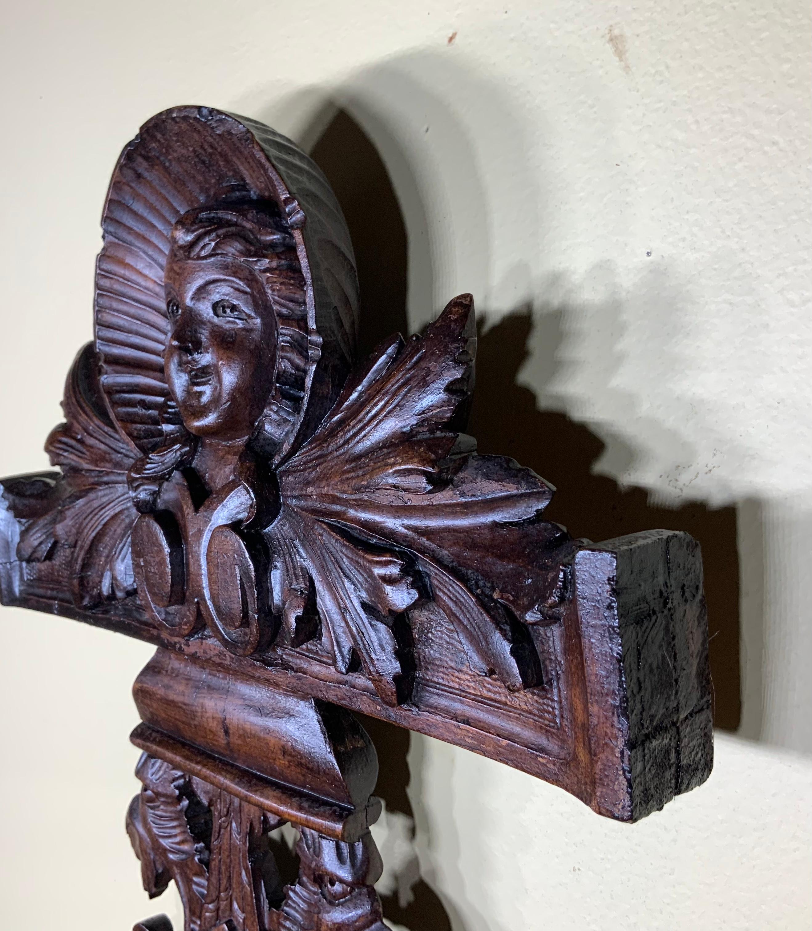 Antiguo colgante de pared italiano de madera tallada a mano en venta 2