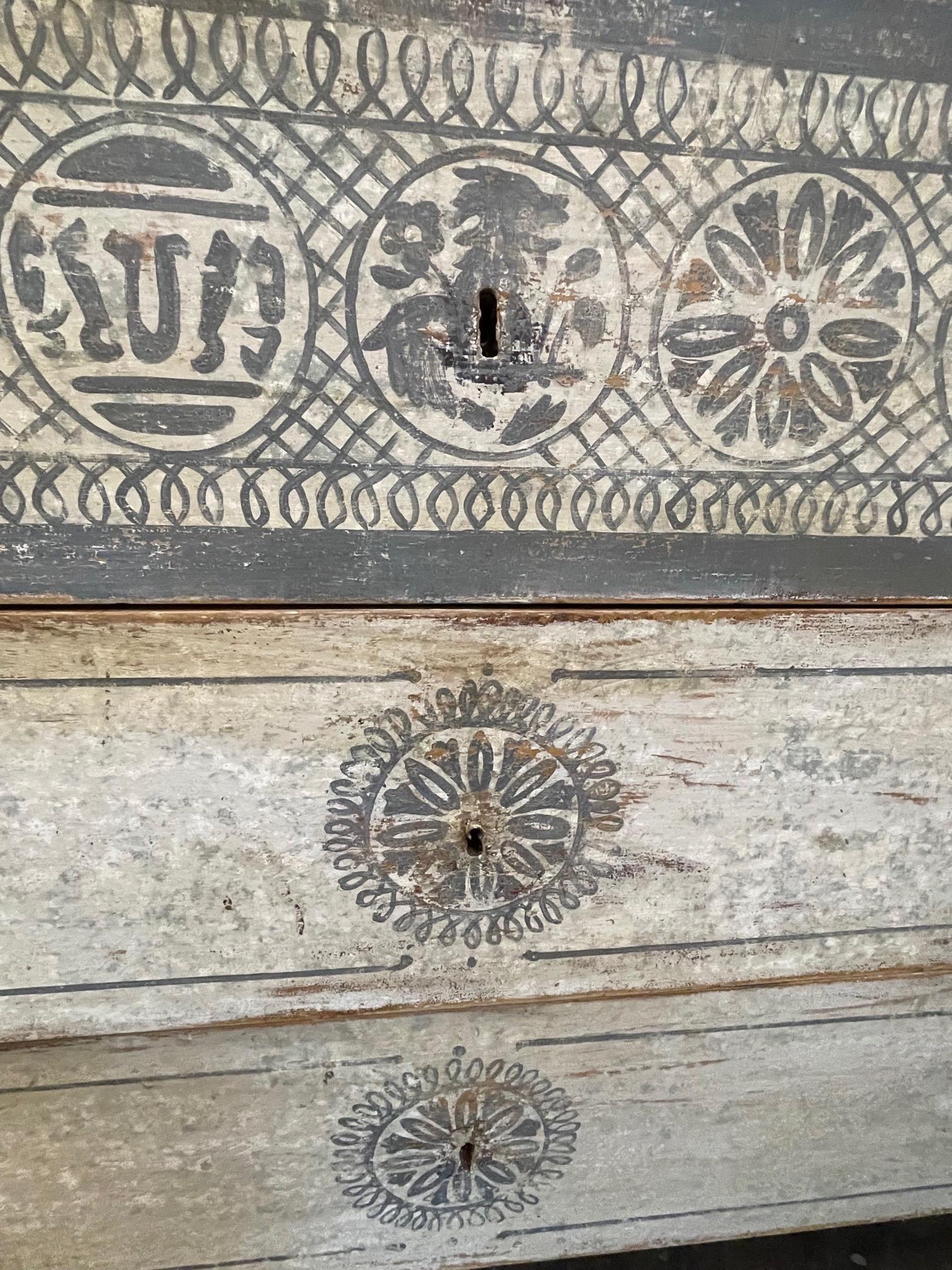 Antigua cómoda italiana pintada a mano de estilo neoclásico Pintado a mano en venta
