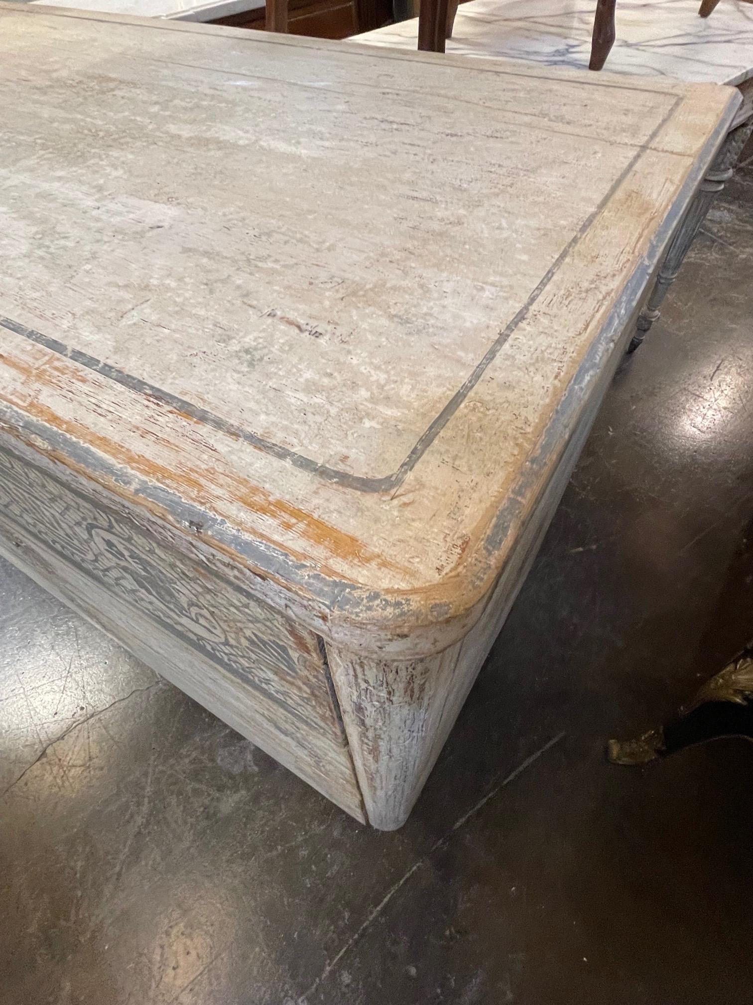 Antigua cómoda italiana pintada a mano de estilo neoclásico en Bueno estado para la venta en Dallas, TX