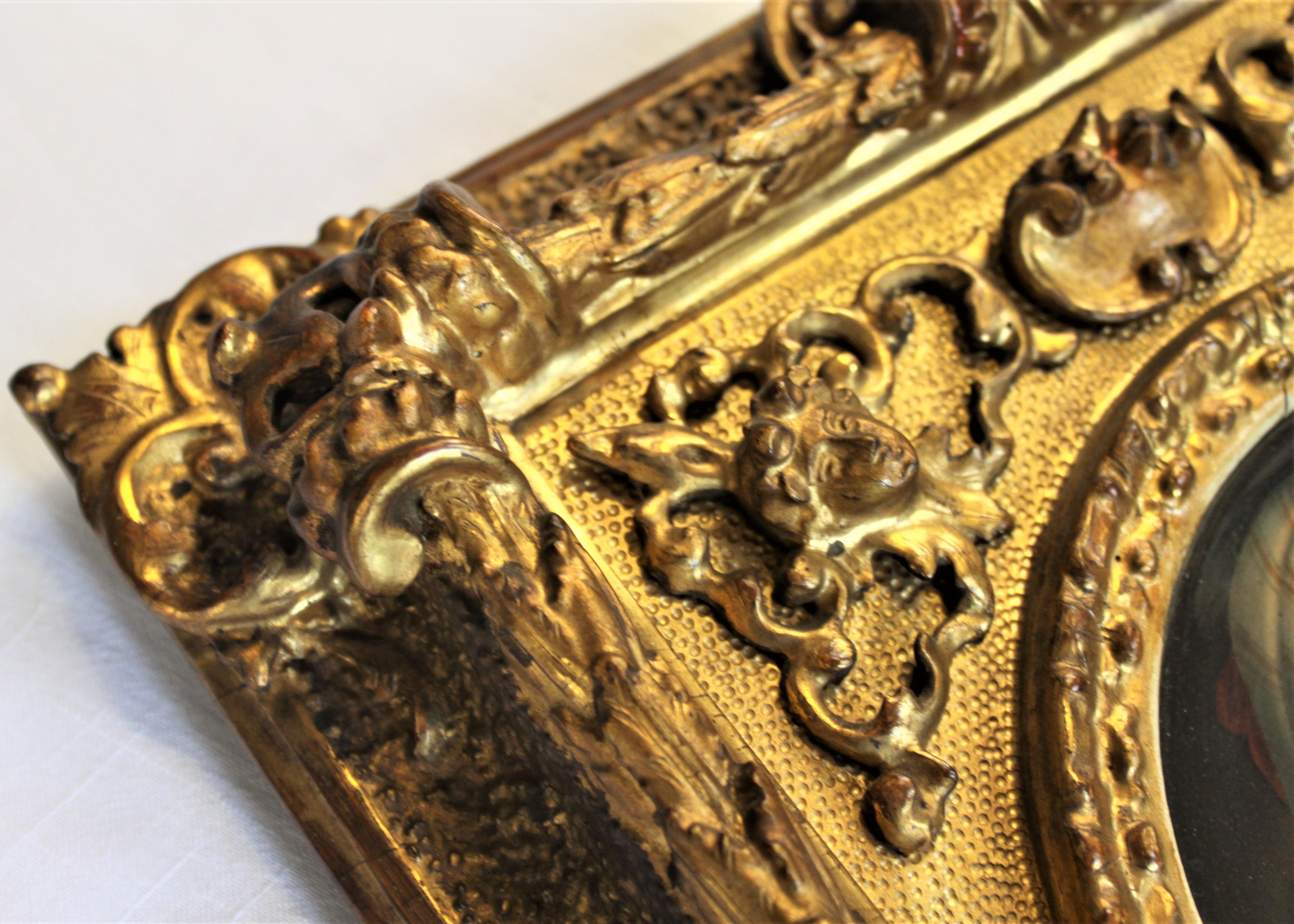 XIX secolo Antico pannello religioso italiano in porcellana dipinto a mano con cornice in Wood intagliato in vendita