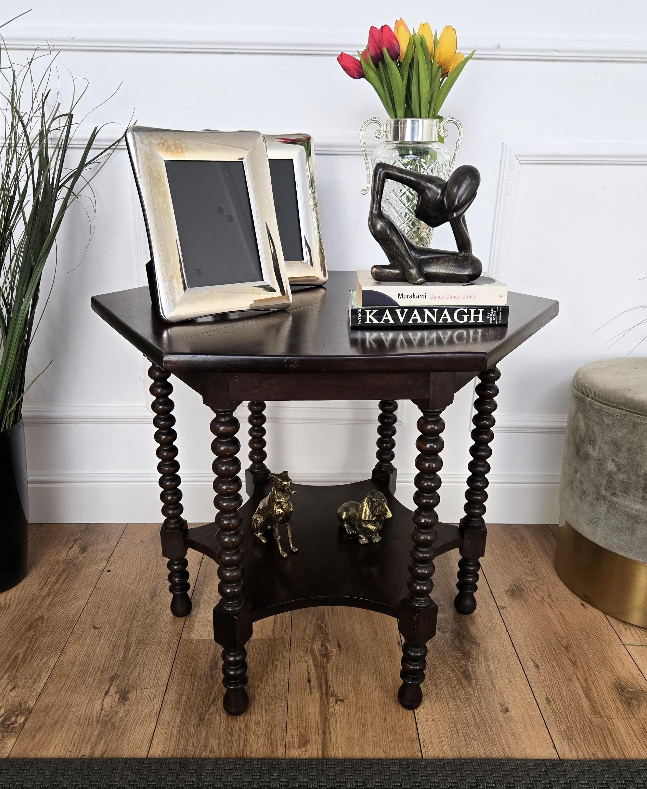 Renaissance Ancienne table d'appoint ou table basse hexagonale italienne en noyer avec pieds tournés au fuseau en vente