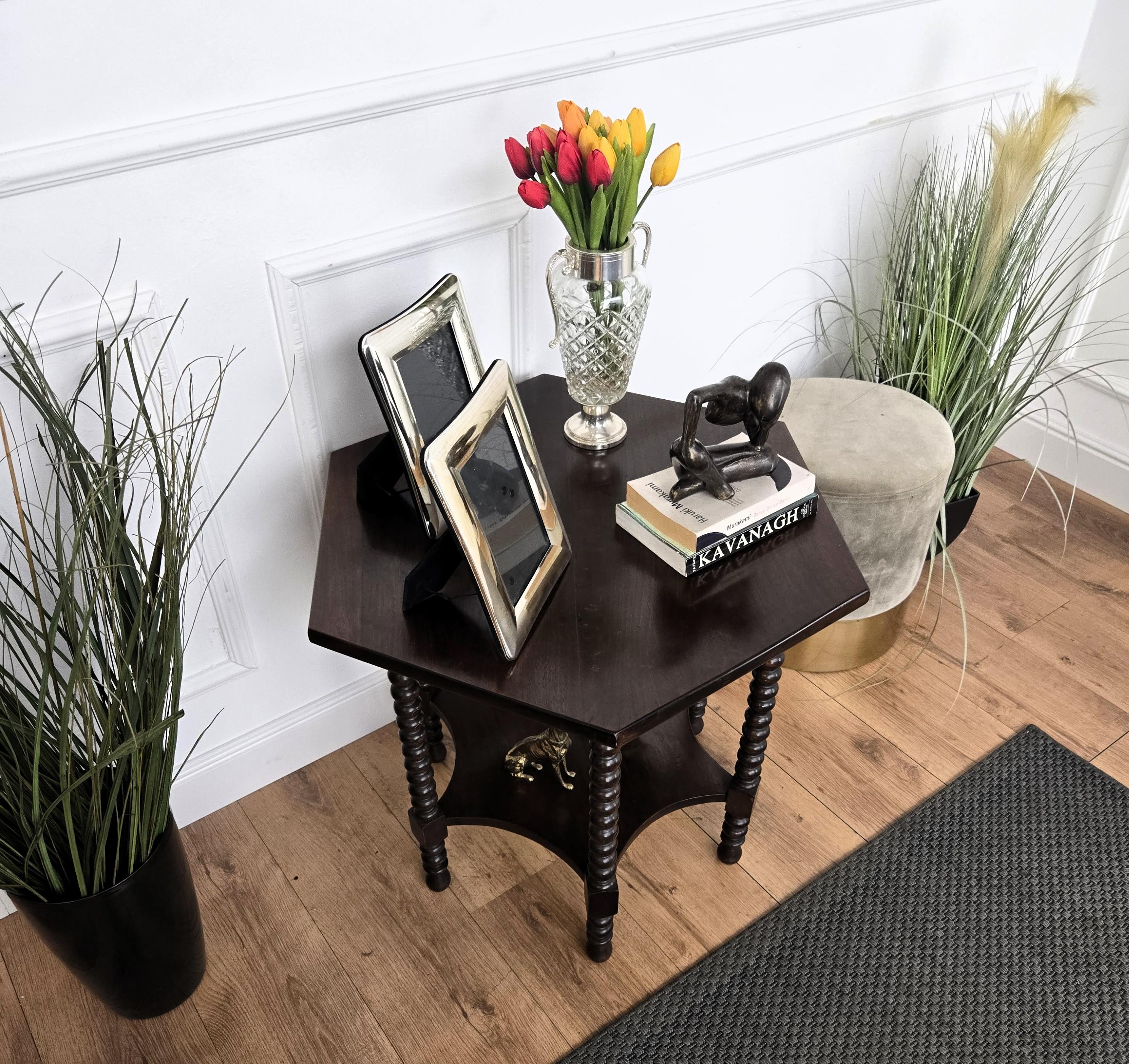 Bois Ancienne table d'appoint ou table basse hexagonale italienne en noyer avec pieds tournés au fuseau en vente