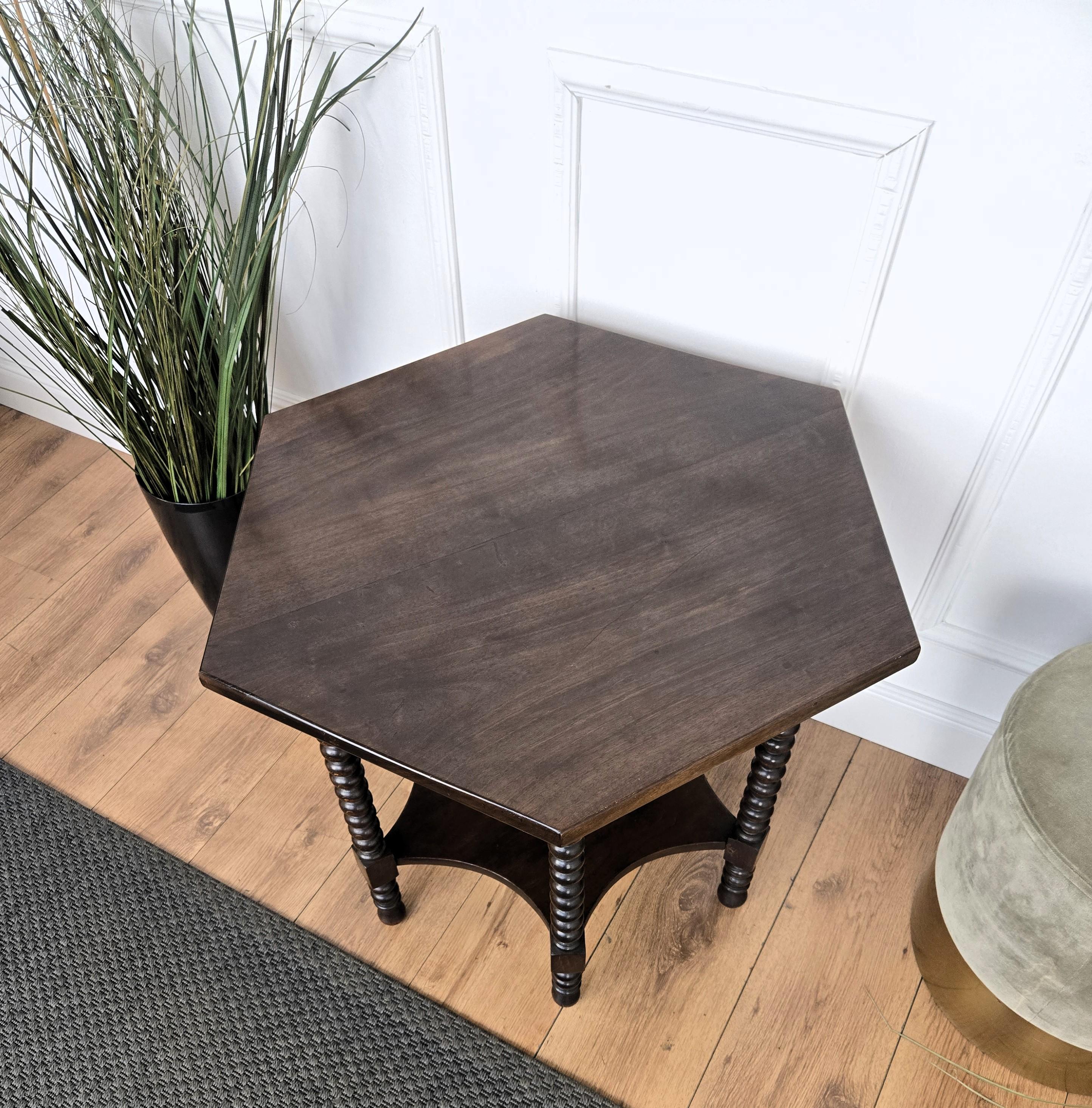 Ancienne table d'appoint ou table basse hexagonale italienne en noyer avec pieds tournés au fuseau en vente 2