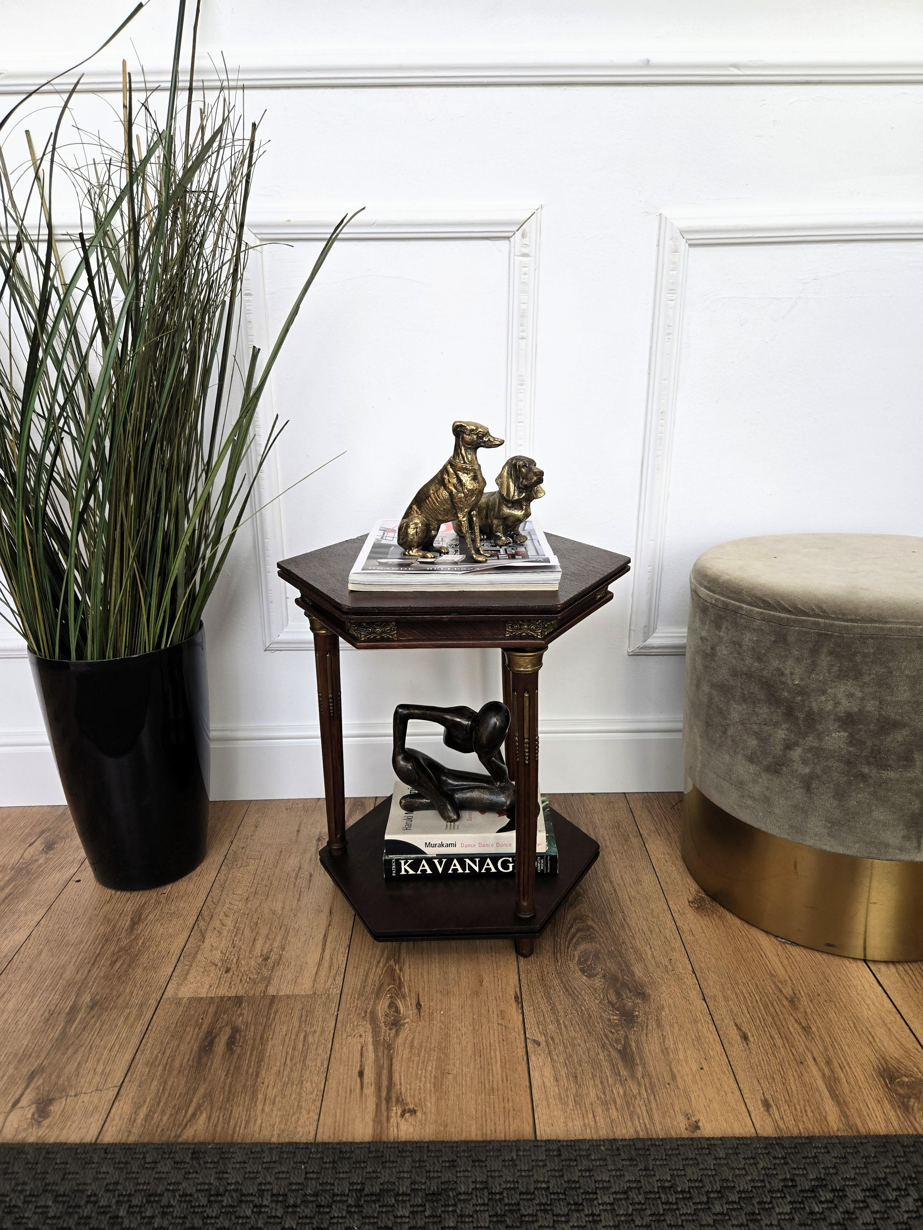 Preciosa mesa auxiliar antigua italiana de nogal macizo con tablero hexagonal de cantos biselados que se apoya en tres patas talladas y varios adornos dorados. Esta mesa auxiliar de nogal italiano, con su rica y hermosa pátina, quedaría de maravilla
