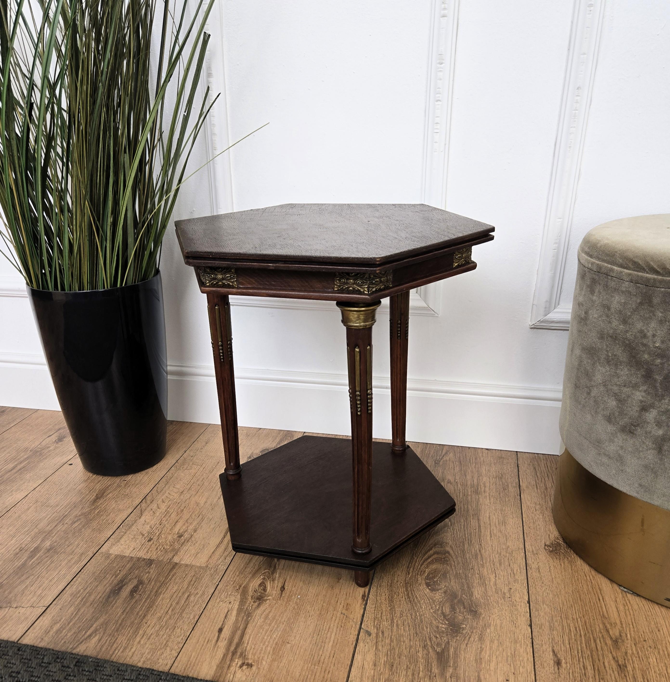 Antigua mesa auxiliar italiana hexagonal de nogal Madera en venta