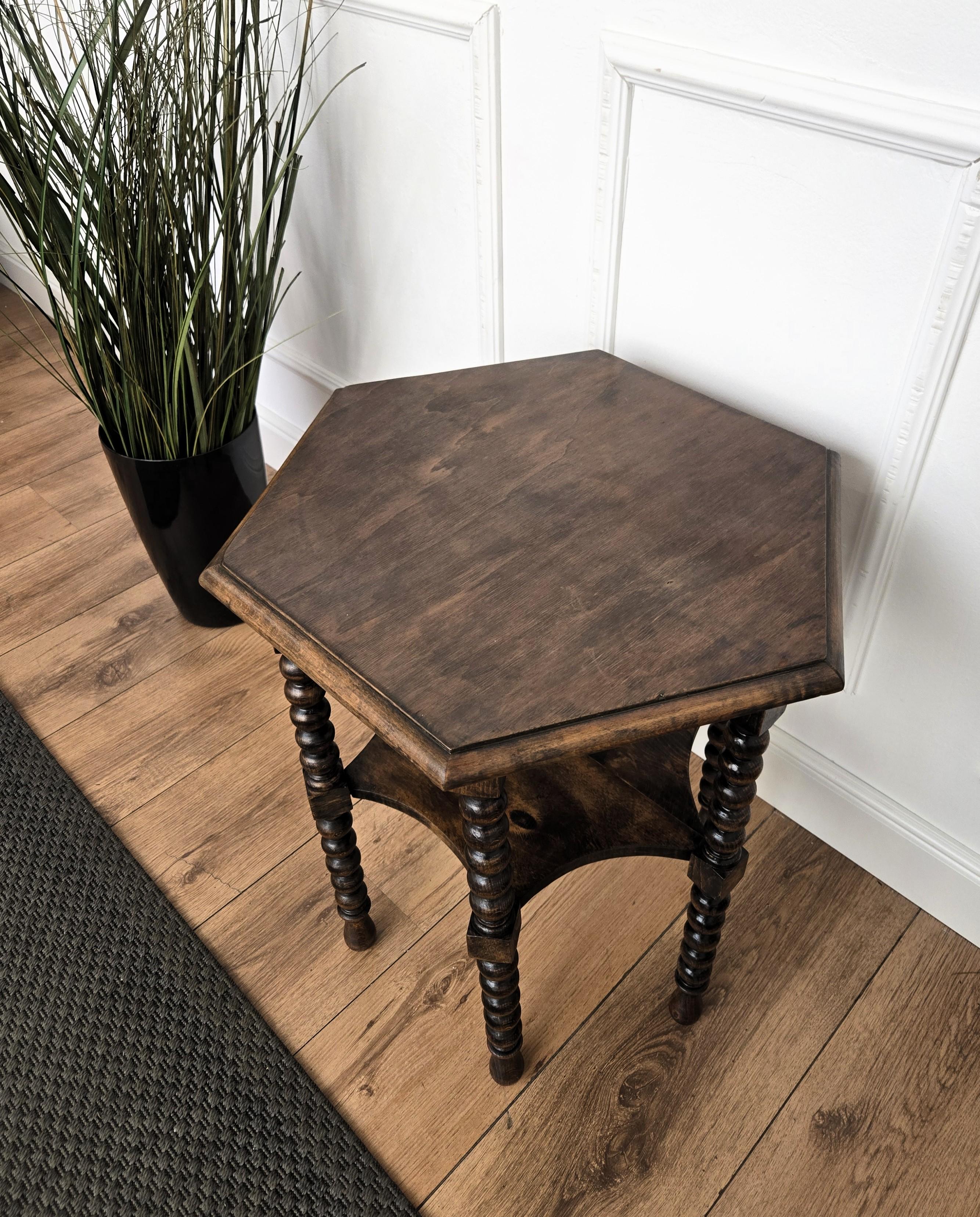 Antigua mesa auxiliar o taburete italiano hexagonal de nogal con patas torneadas de bolillo siglo XX en venta