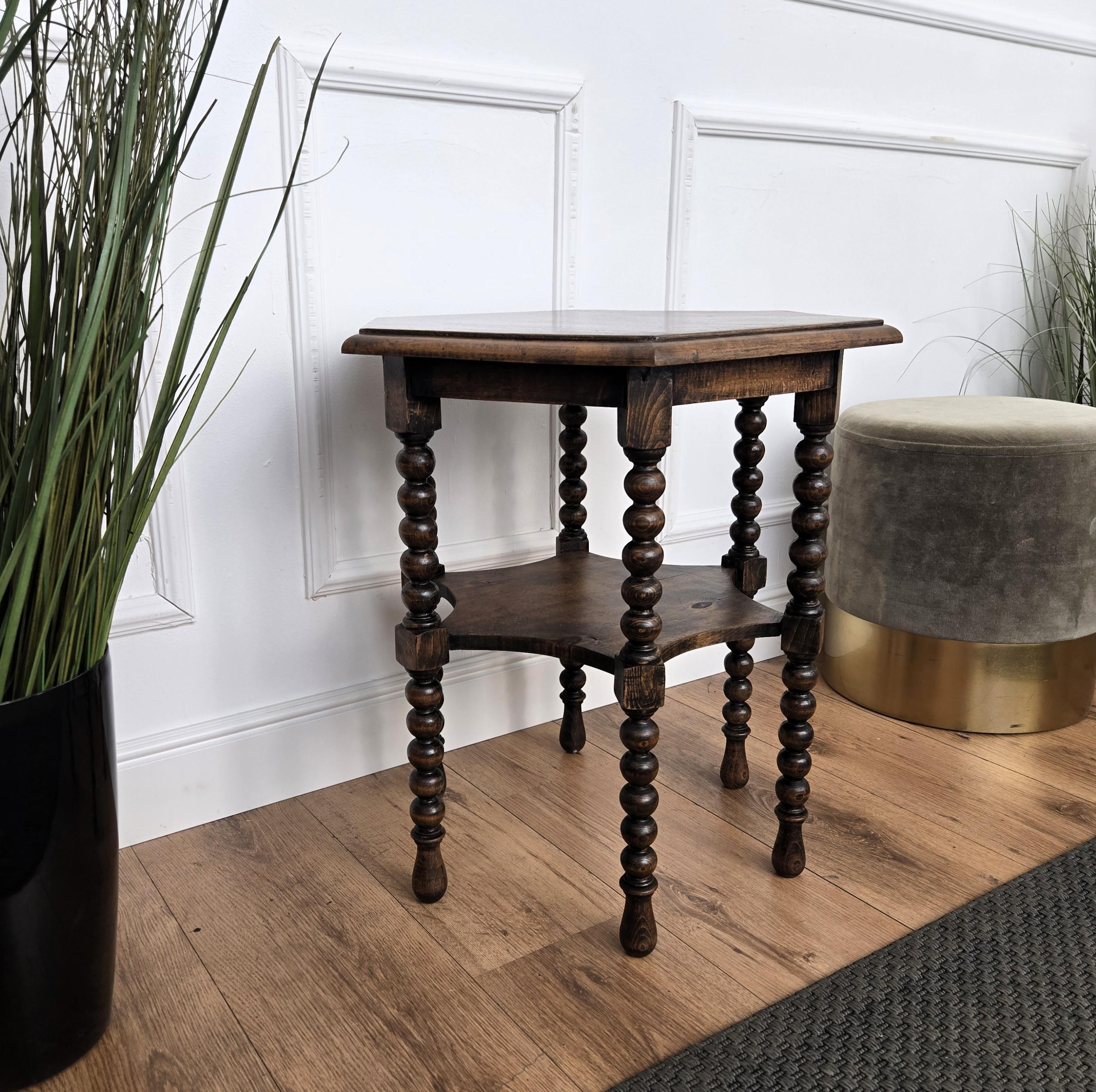 Antigua mesa auxiliar o taburete italiano hexagonal de nogal con patas torneadas de bolillo Madera en venta