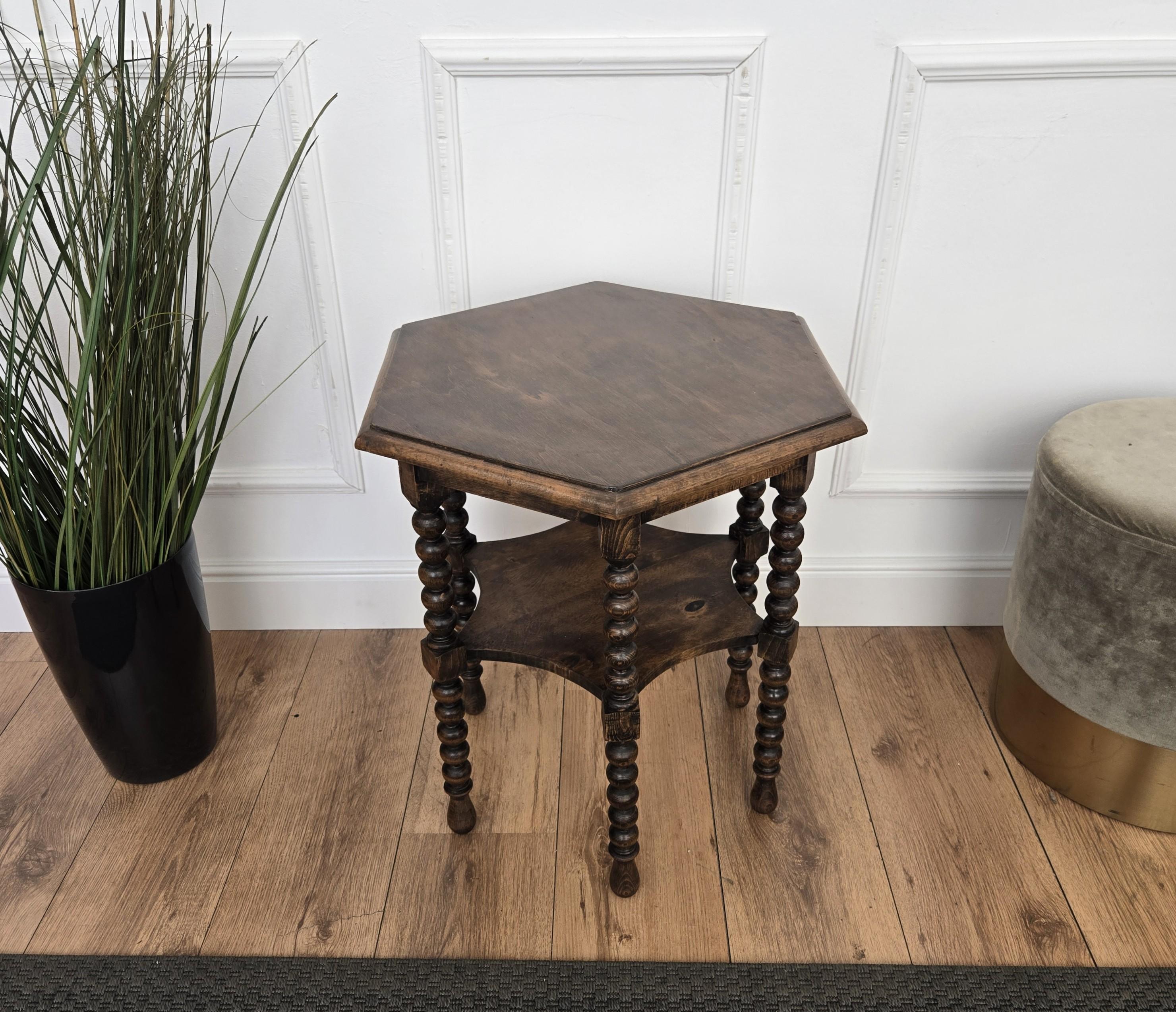 Antigua mesa auxiliar o taburete italiano hexagonal de nogal con patas torneadas de bolillo en venta 1