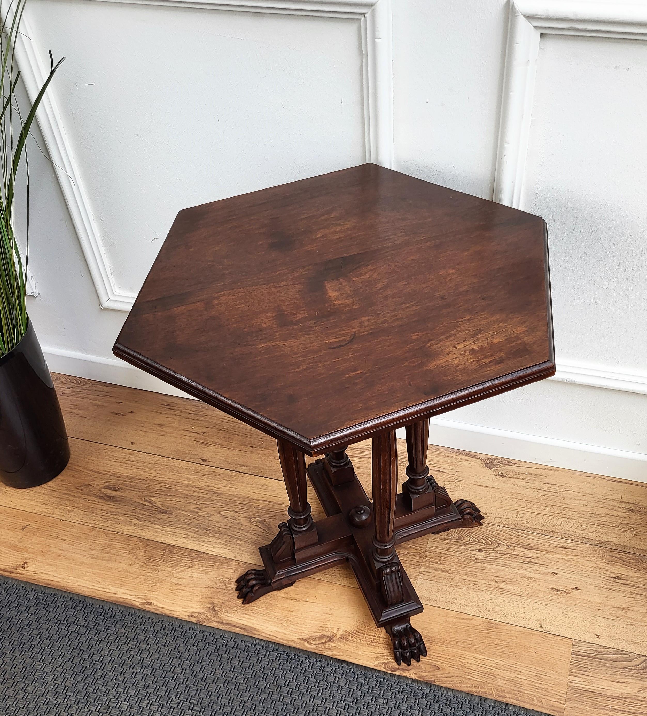 Antique Italian Hexagonal Walnut Side Table Stool with Carved Legs Animal Feet In Good Condition For Sale In Carimate, Como