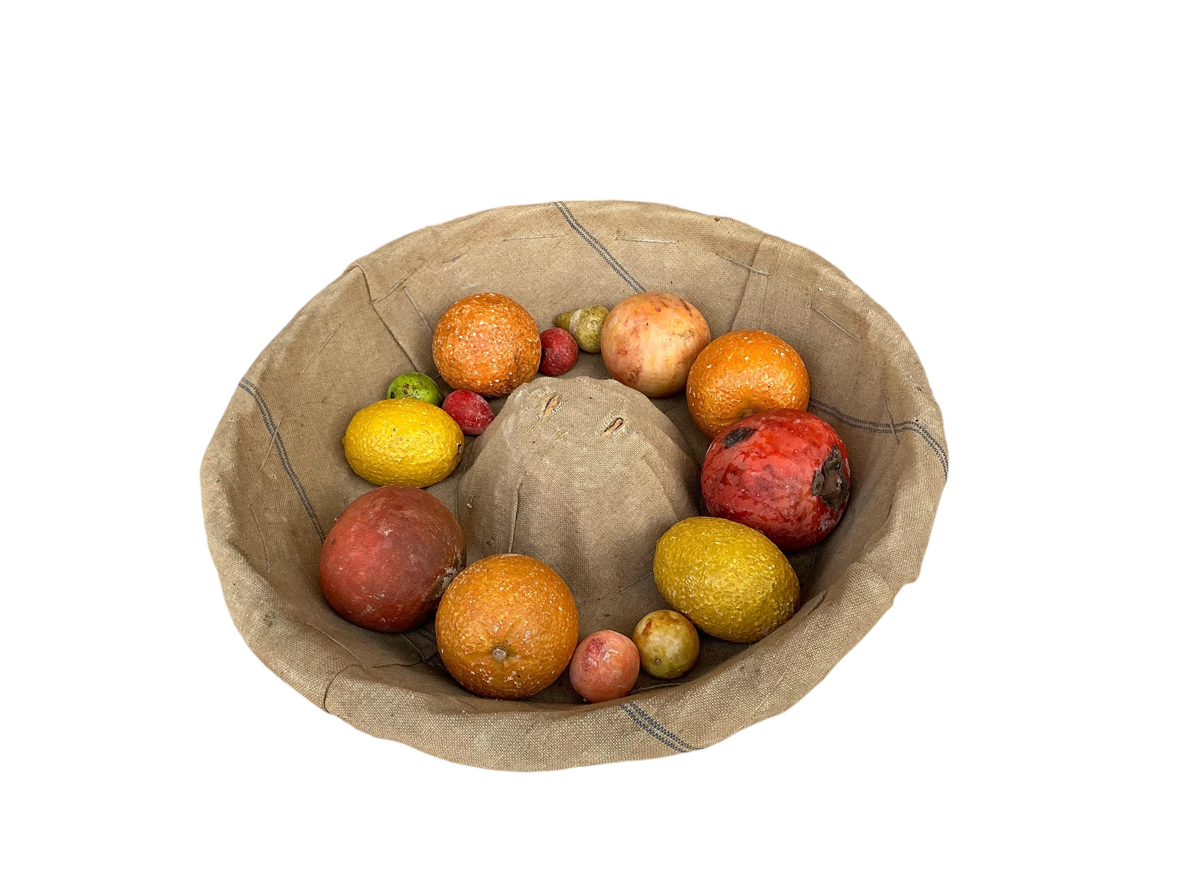 C'est une collection amusante ! Il s'agit d'un mélange de fruits à noyaux miniatures et de fruits à noyaux anciens de taille normale. Les tailles varient de 1 à 3 pouces. Il s'agit de marbre adouci fabriqué à la main en Italie. Je les ai placés dans