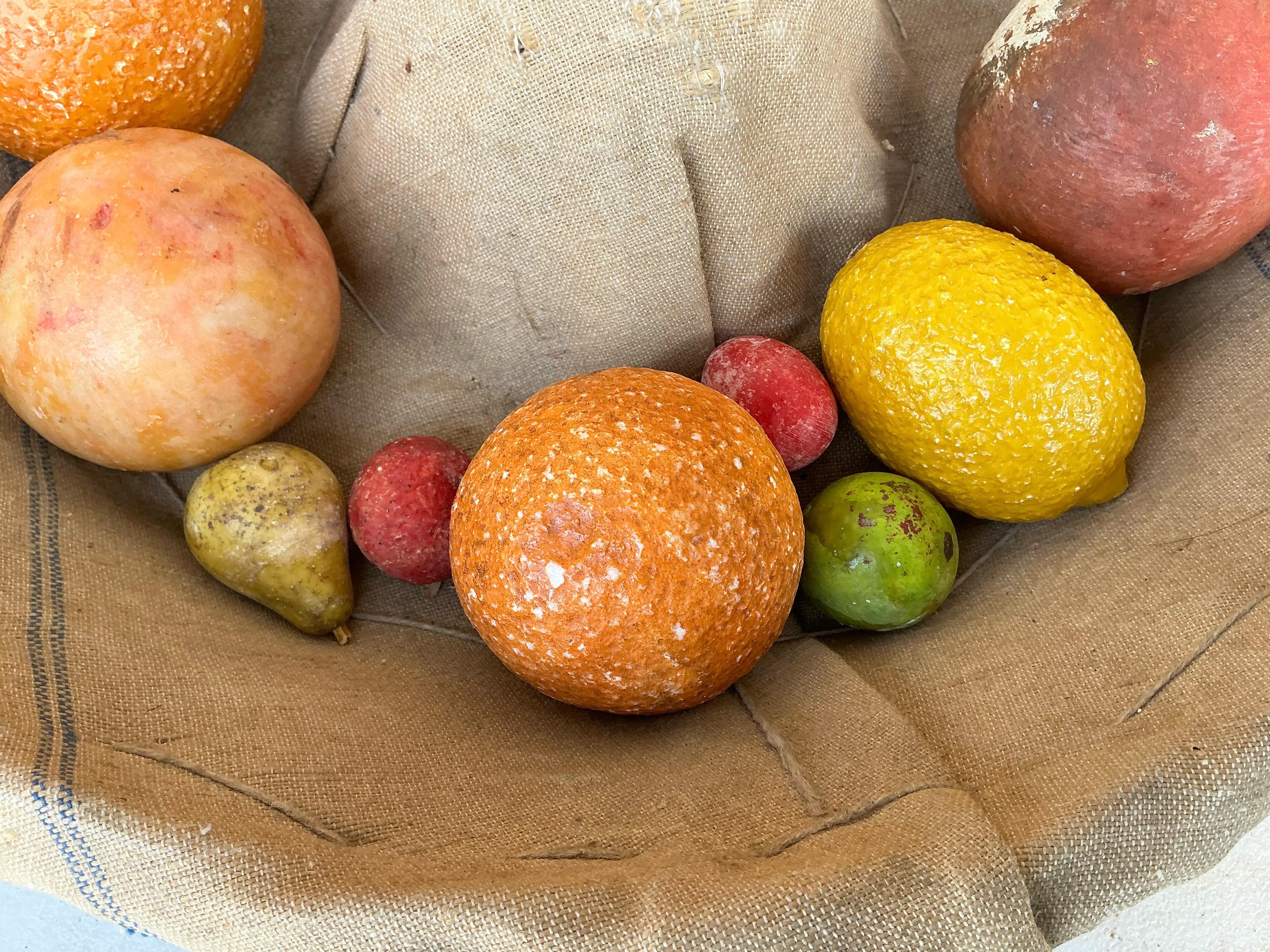 Victorien Antique panier à pain français en pierre de marbre adouci avec fruits italiens  - Citrons et autres en vente