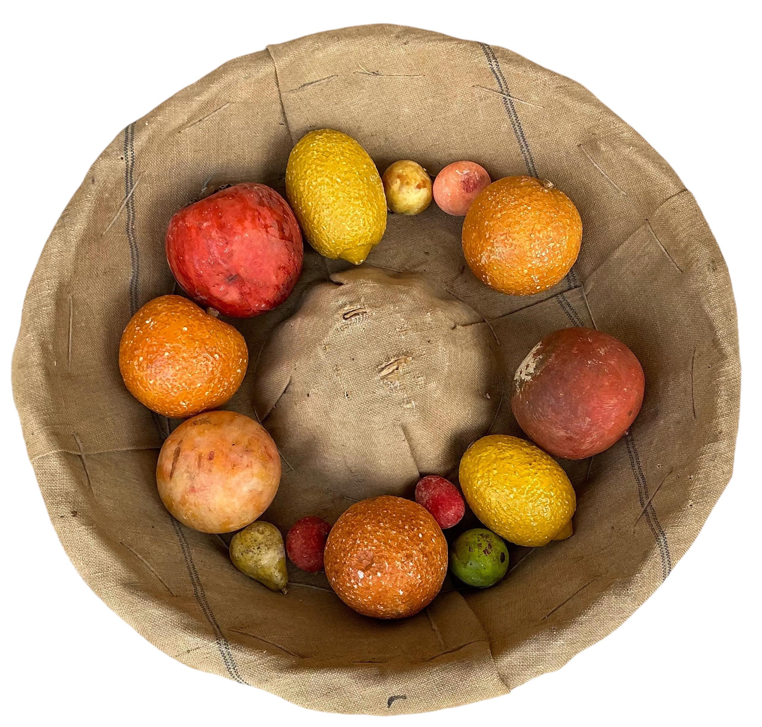 20ième siècle Antique panier à pain français en pierre de marbre adouci avec fruits italiens  - Citrons et autres en vente