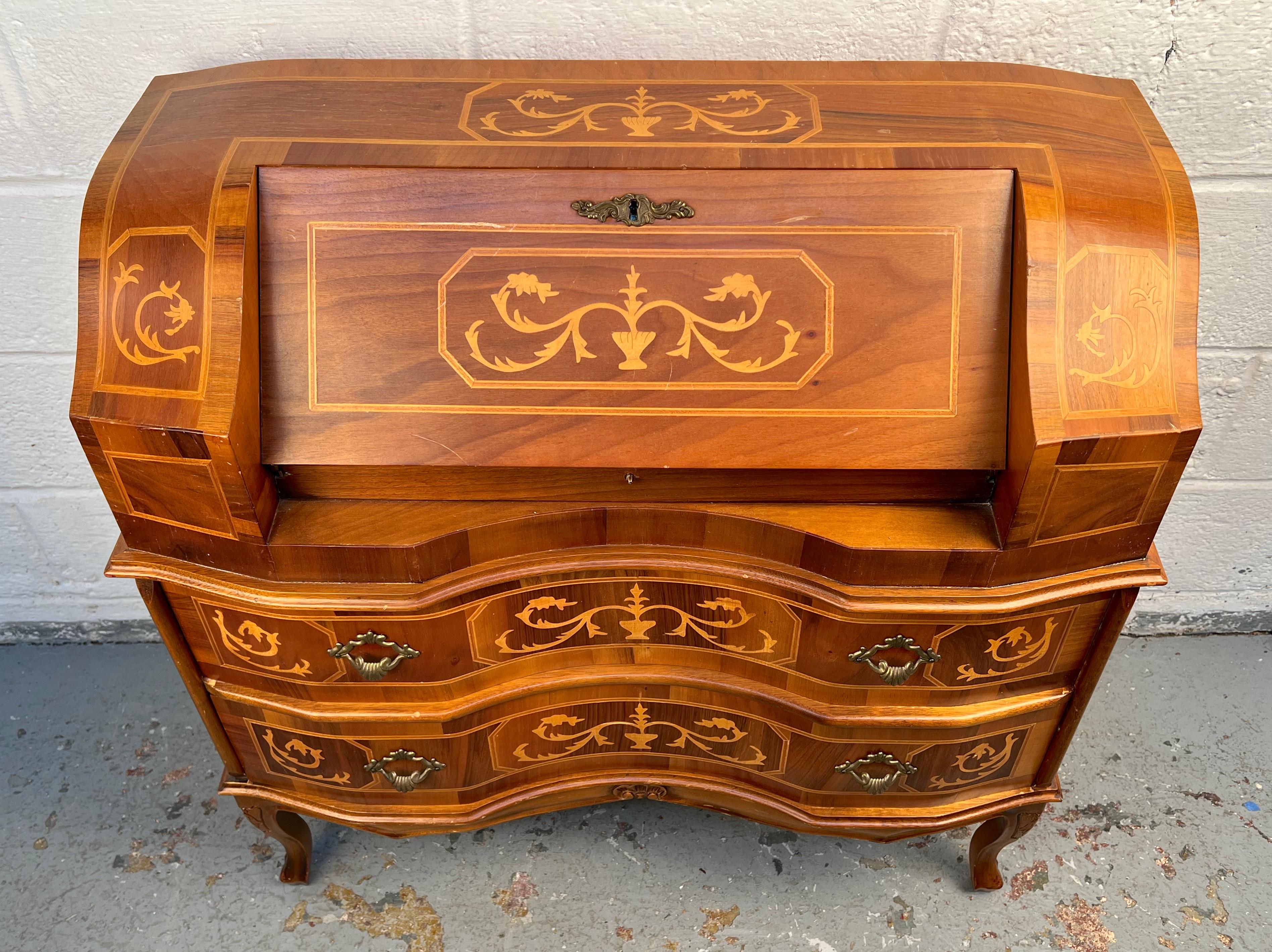 Mid-Century Modern Ancien bureau secrétaire italien en marqueterie en vente