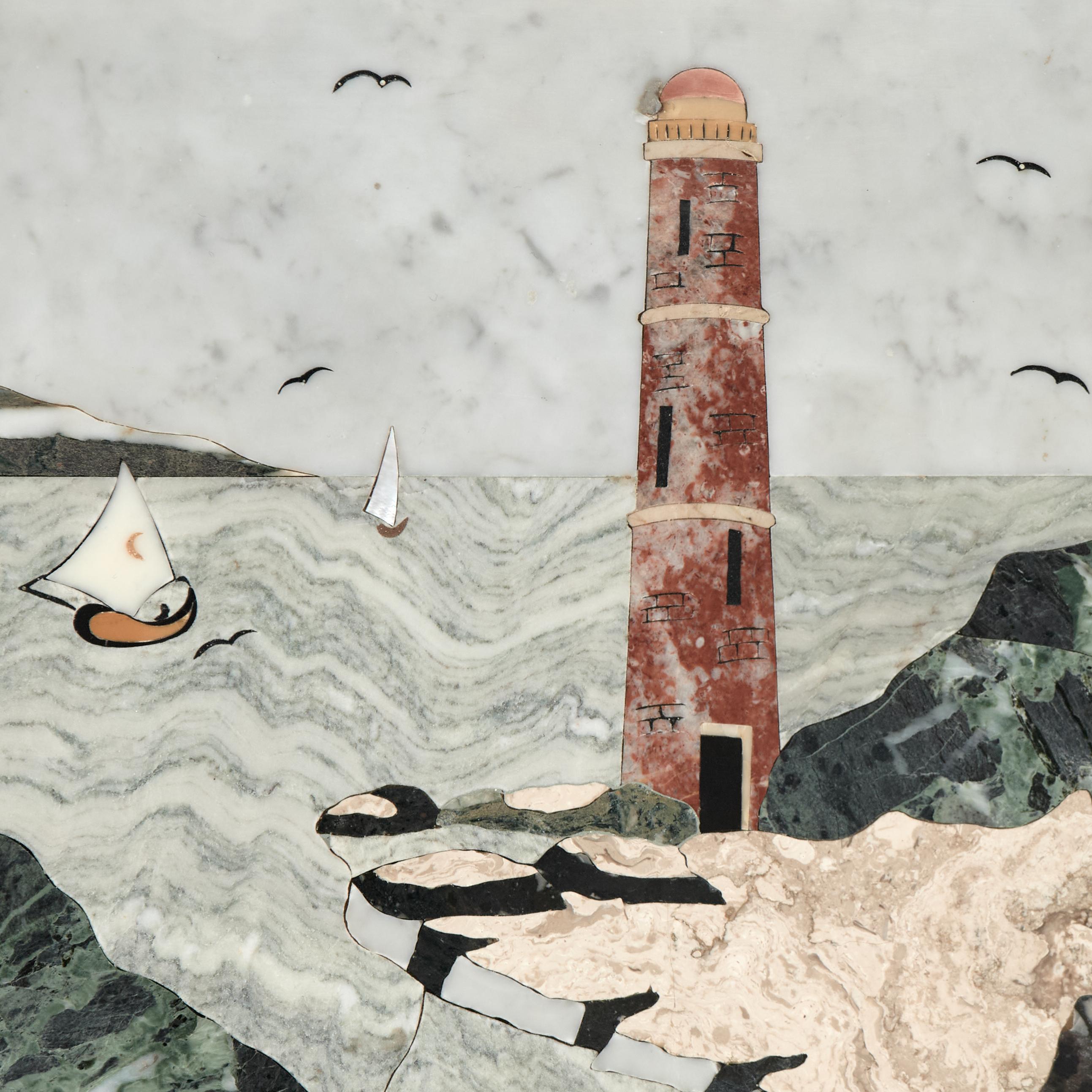 Raro y notable paisaje de bahía italiano en pietra dura con aves, barcos y un faro, realizado a mano con incrustaciones de piedra y mármol y presentado en un marco de mármol.