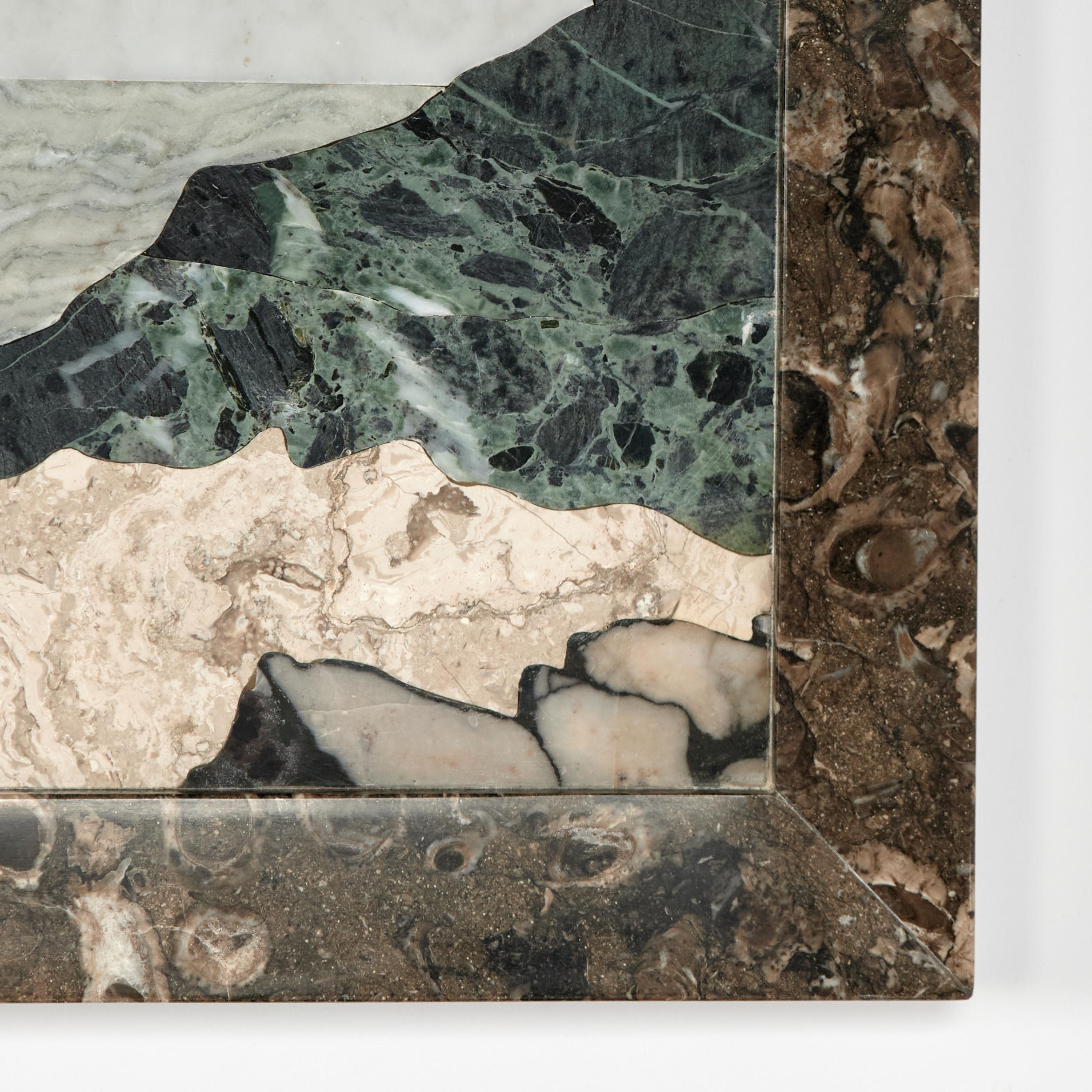 Antigua incrustación italiana de piedra o PIETRA DURA de un paisaje de bahía con faro Mármol en venta