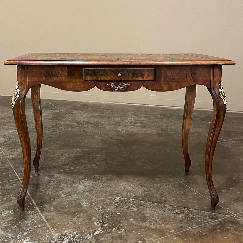 Der antike italienische Spieltisch mit Intarsien aus Nussbaumholz ist ein ungewöhnlicher Fund und wird Ihrer Familie jahrzehntelang Freude bereiten und gut aussehen! Die schlichte Eleganz der Cabriole-Beine und der subtil geschwungenen Schürze