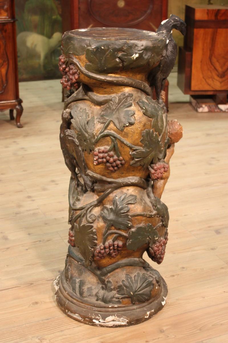 Large Italian column from the late 19th century. Furniture carved in wood plaster, finely 
lacquered and painted. Column decorated with bunches of grapes, vine leaves, a putto and two birds in relief of great pleasure. Sculpture for entrance or to