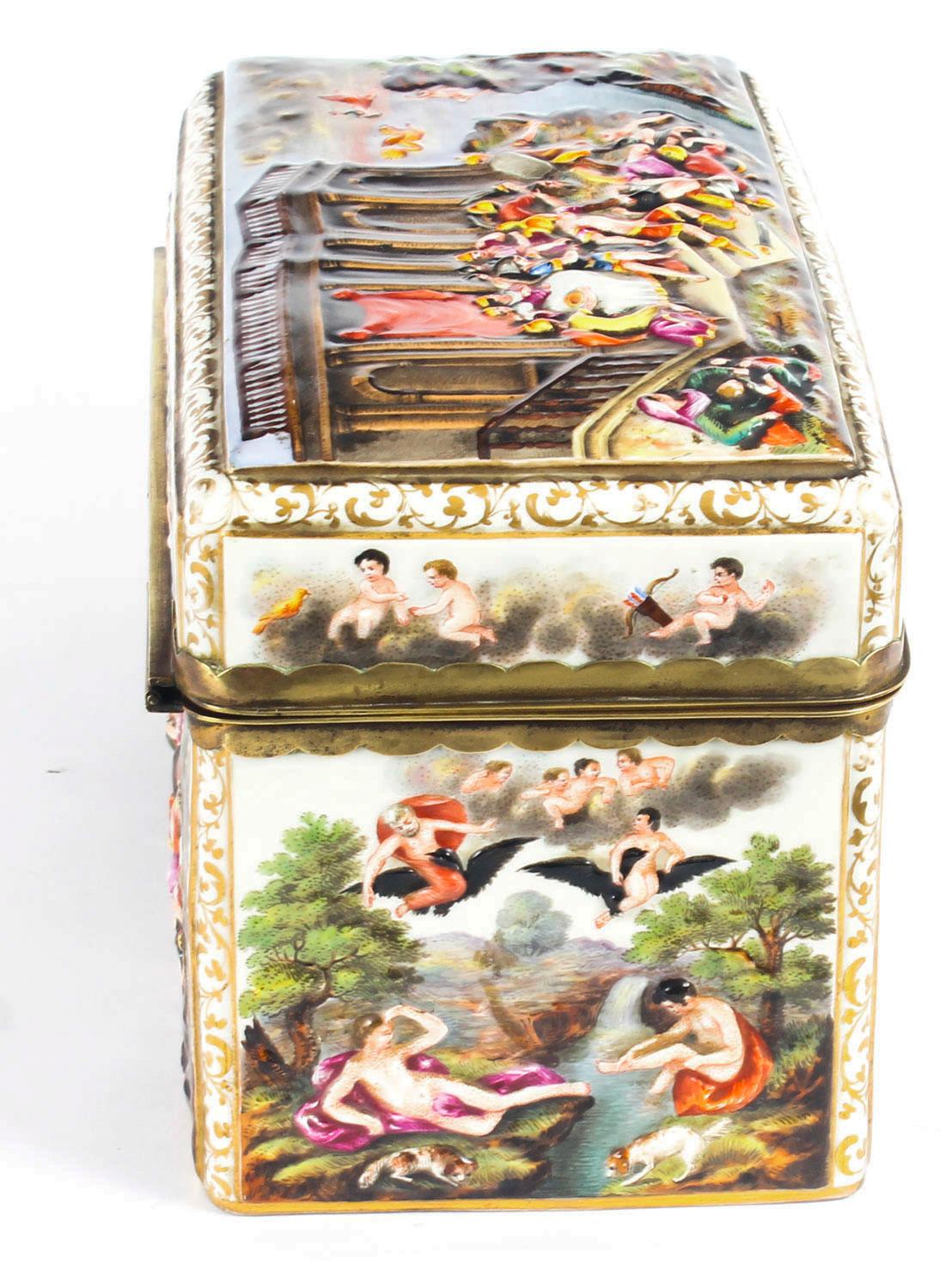 Antique Italian Capodimonte Porcelain Table Casket, 19th Century For Sale 2