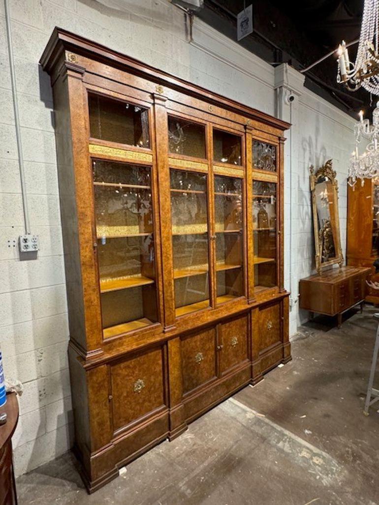 Il mobile antico italiano di grandi dimensioni in stile Eleg in noce è un mobile straordinario che emana eleganza e raffinatezza. Realizzato in noce, questo mobile presenta un design intricato in stile Impero. Come pezzo originale, aggiunge un tocco