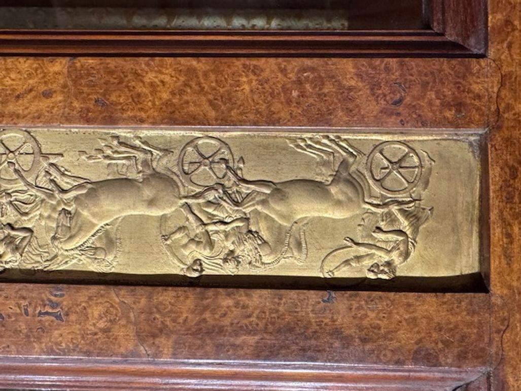 Italiano Antico mobile in stile impero di grandi dimensioni in legno di noce con apertura a strappo in vendita