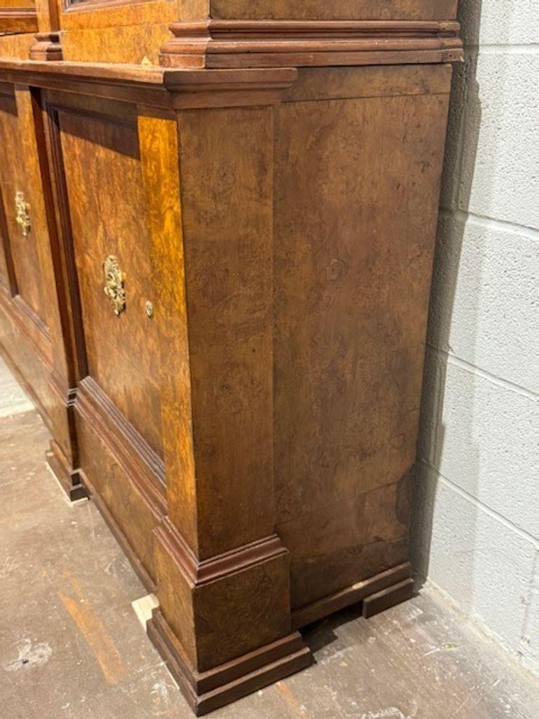 XX secolo Antico mobile in stile impero di grandi dimensioni in legno di noce con apertura a strappo in vendita