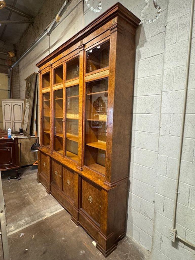 Noce Antico mobile in stile impero di grandi dimensioni in legno di noce con apertura a strappo in vendita