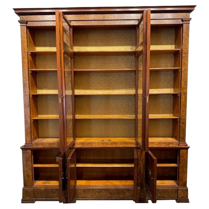 Antico mobile in stile impero di grandi dimensioni in legno di noce con apertura a strappo in vendita 1