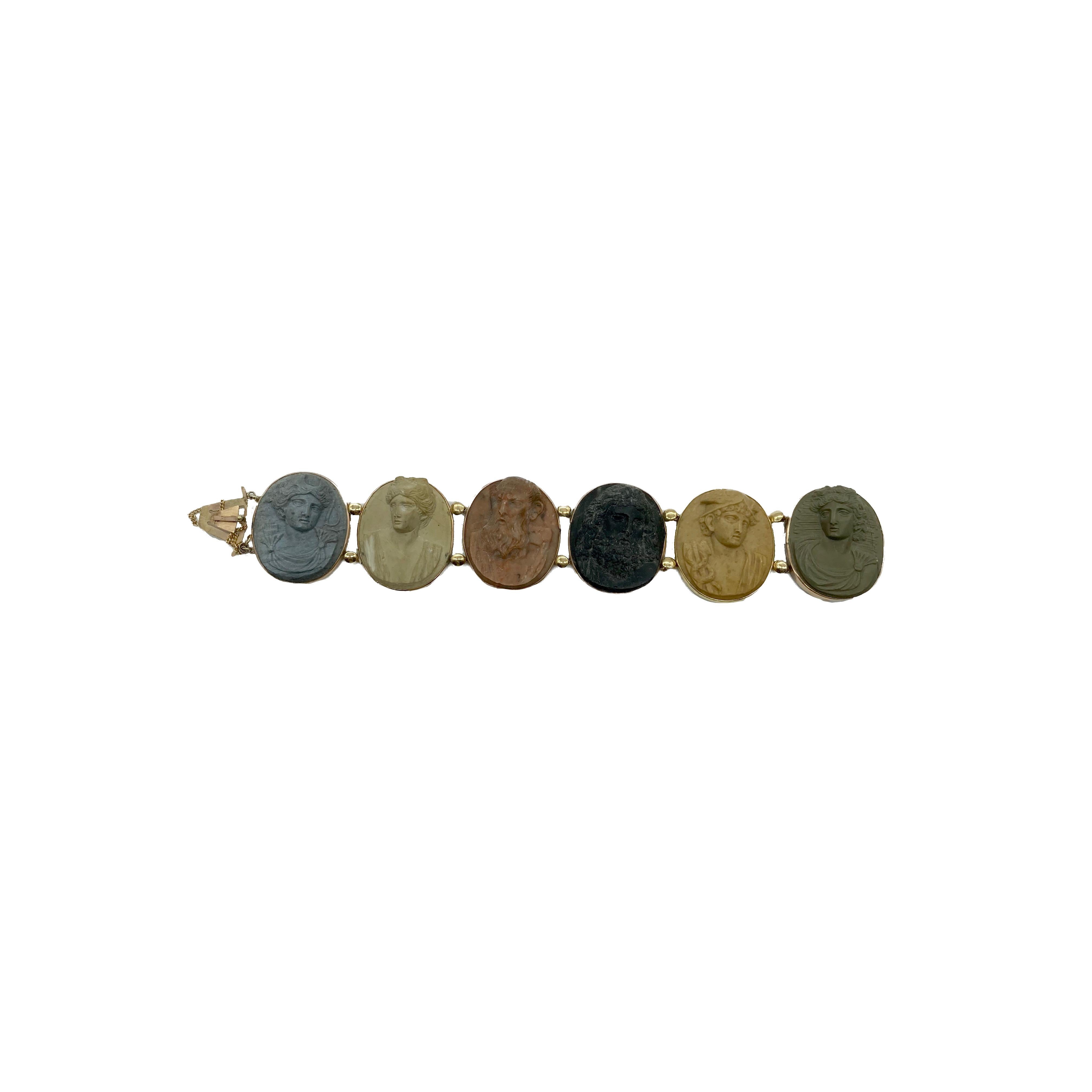 Superbe bracelet antique en camée de lave datant du début du XIXe siècle et représentant les divinités romaines Diane, Minerve, Vulcain, Jupiter et Mars. Fabriquées en Italie.