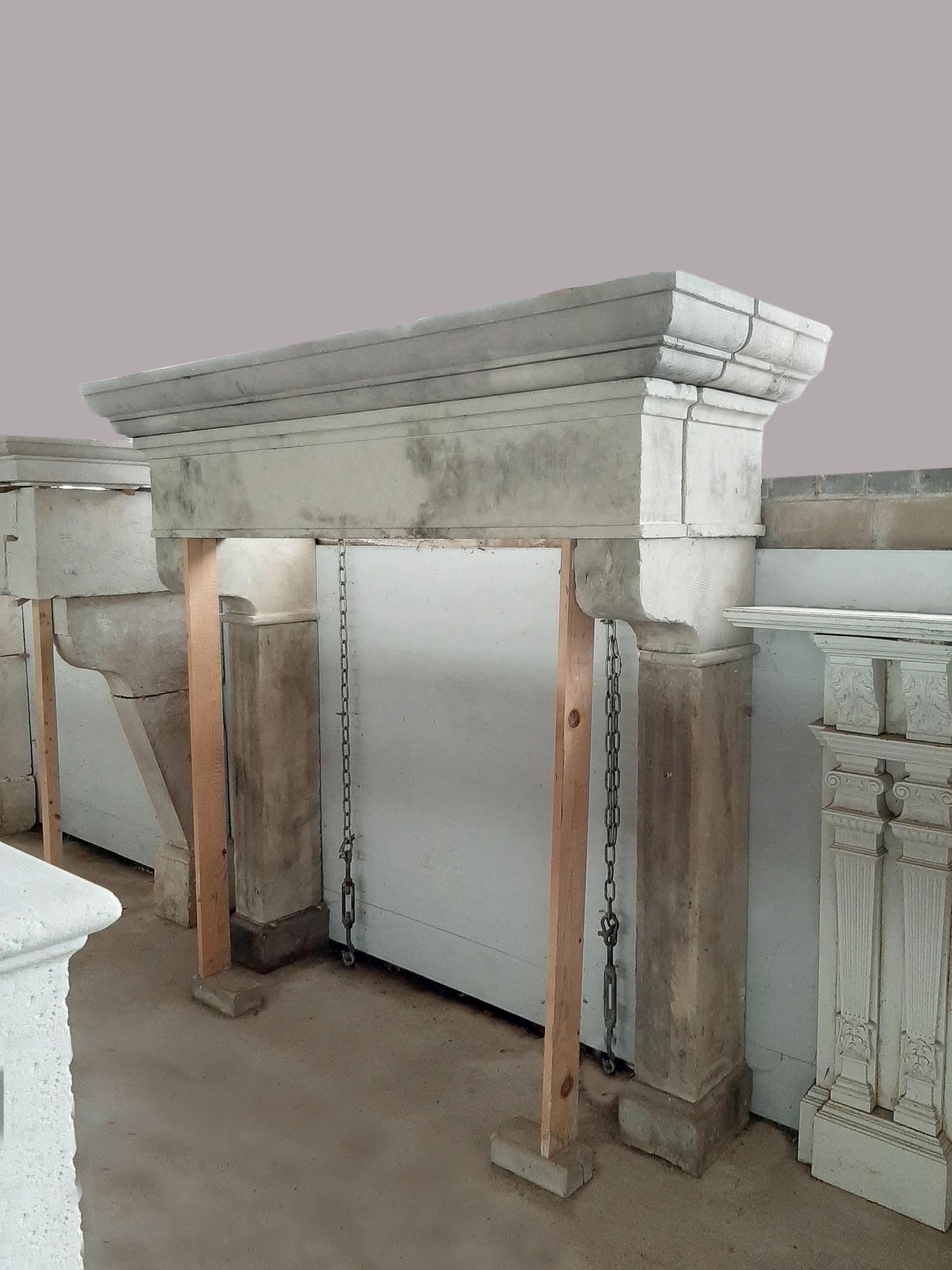 Antique Italian Limestone Fireplace from the 19th Century In Good Condition For Sale In Baambrugge, NL