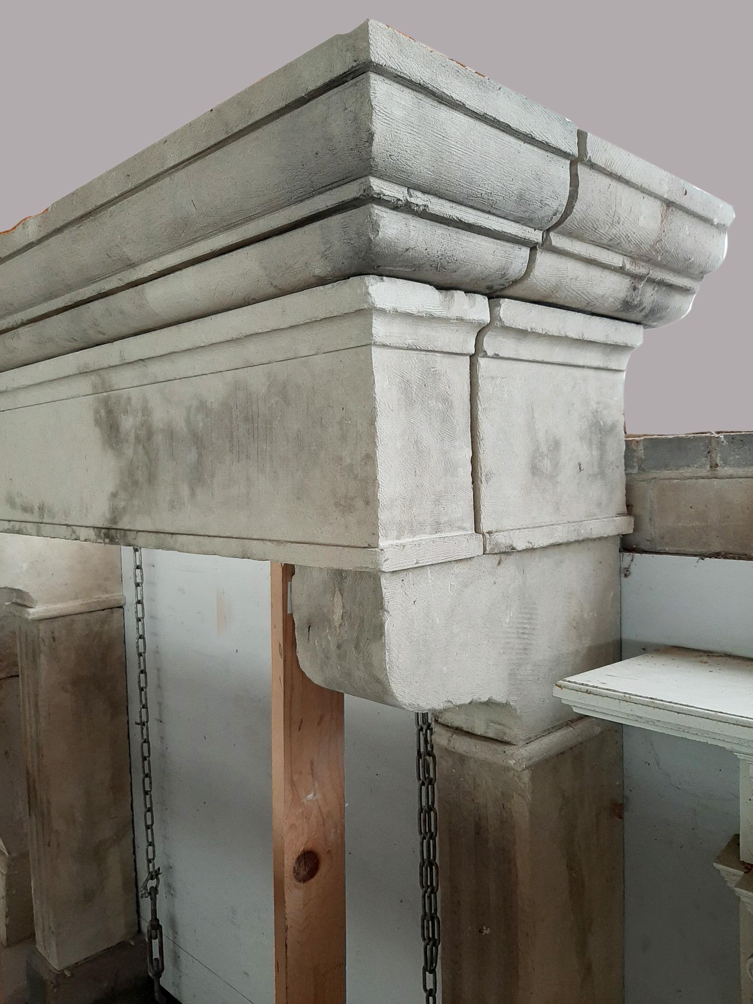Antiker italienischer Kalksteinkamin aus dem 19. Jahrhundert im Zustand „Gut“ im Angebot in Baambrugge, NL