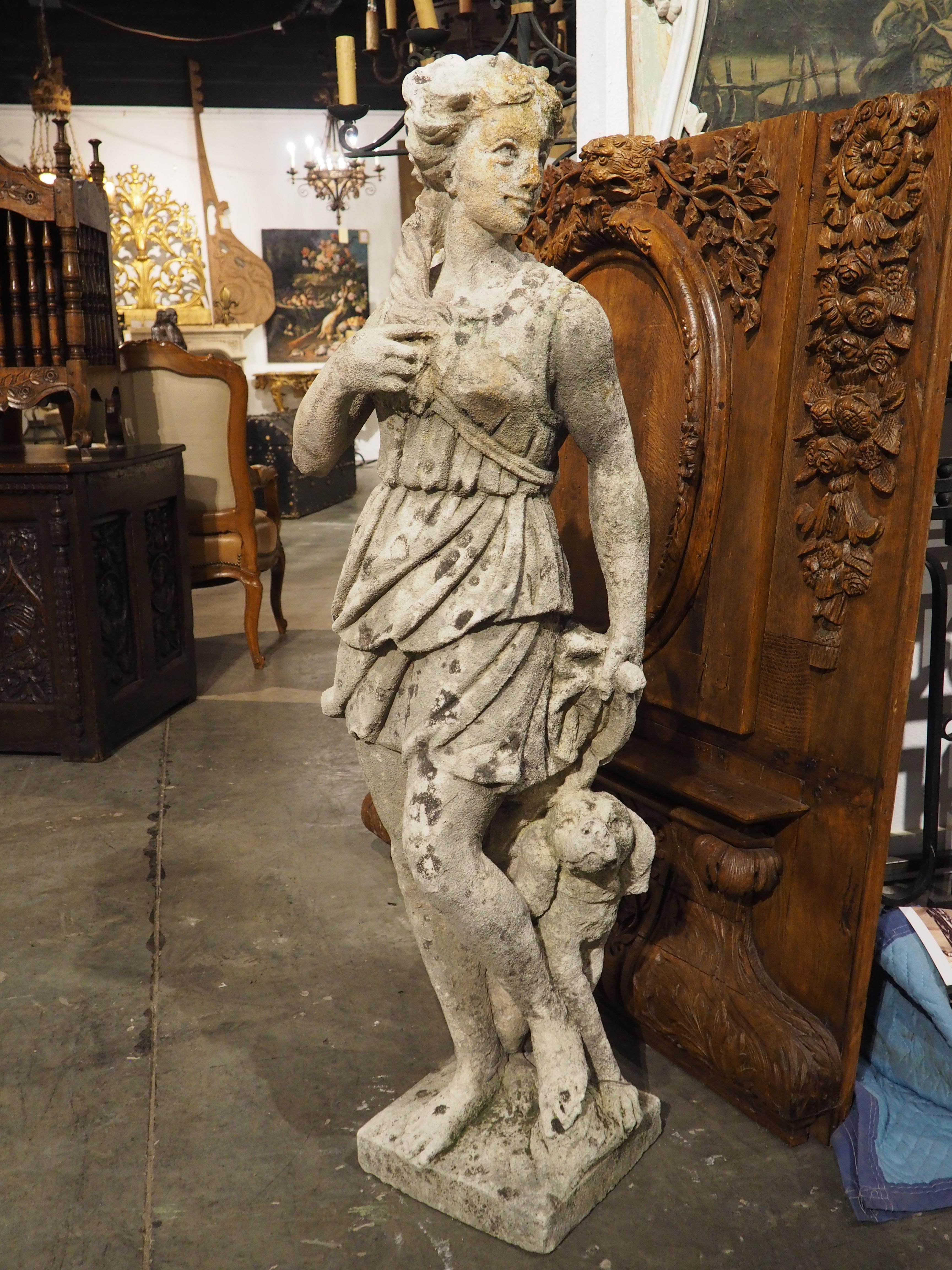 Antike italienische Kalksteinstatue der Diana der Jägerin und ihres Hundes aus Kalkstein, um 1890 im Angebot 12