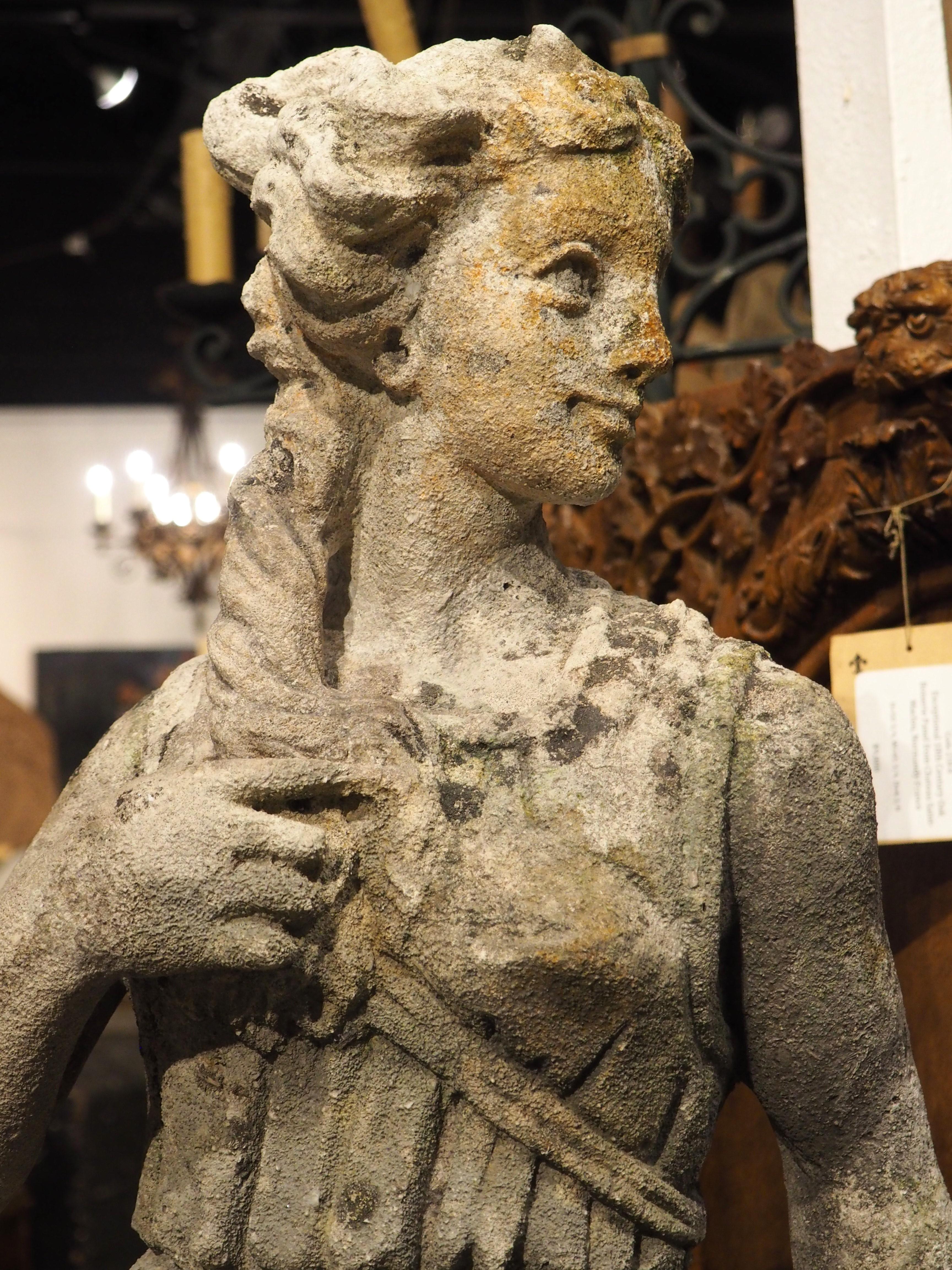 Antike italienische Kalksteinstatue der Diana der Jägerin und ihres Hundes aus Kalkstein, um 1890 im Zustand „Gut“ im Angebot in Dallas, TX