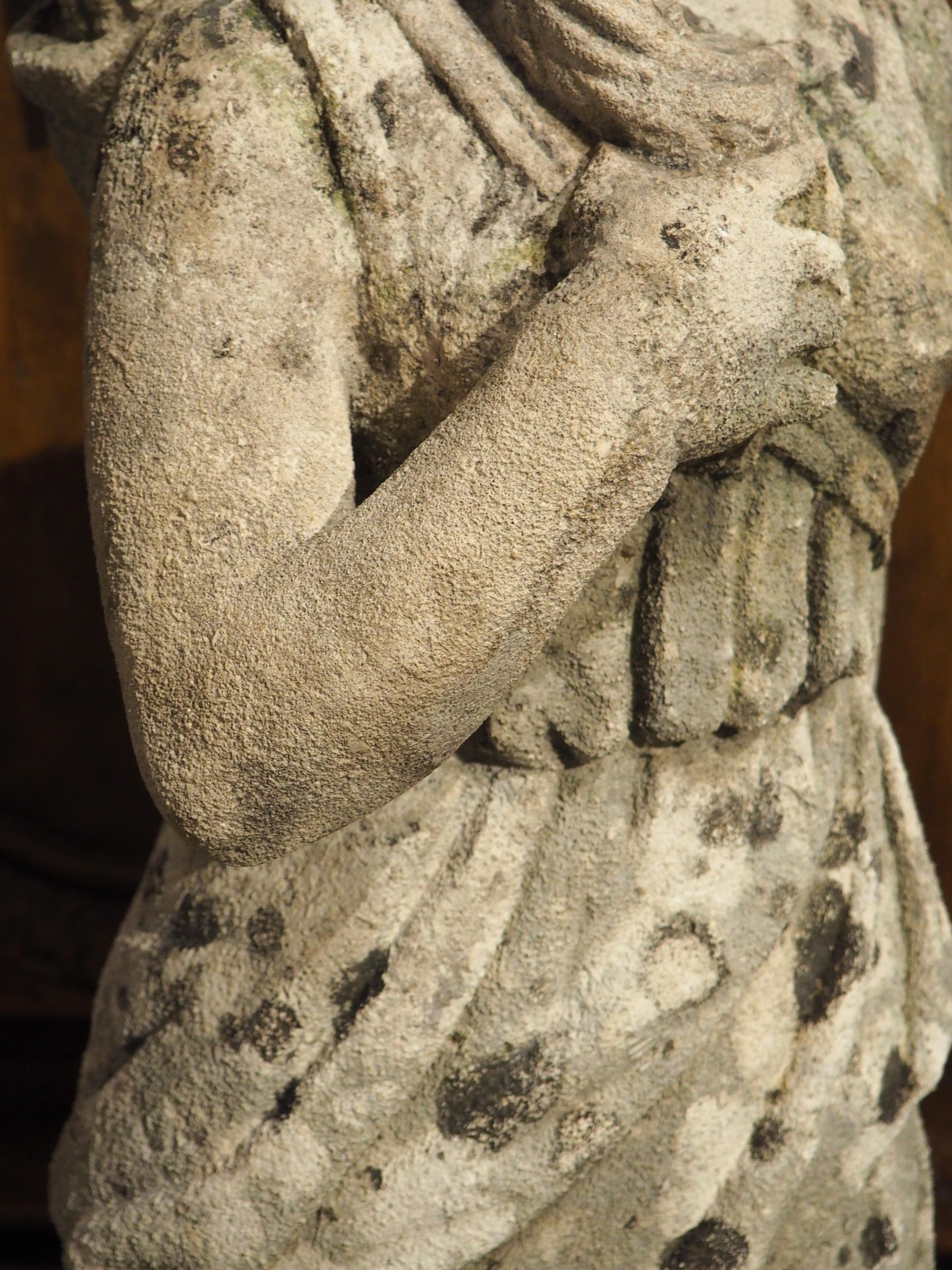 Antike italienische Kalksteinstatue der Diana der Jägerin und ihres Hundes aus Kalkstein, um 1890 (19. Jahrhundert) im Angebot