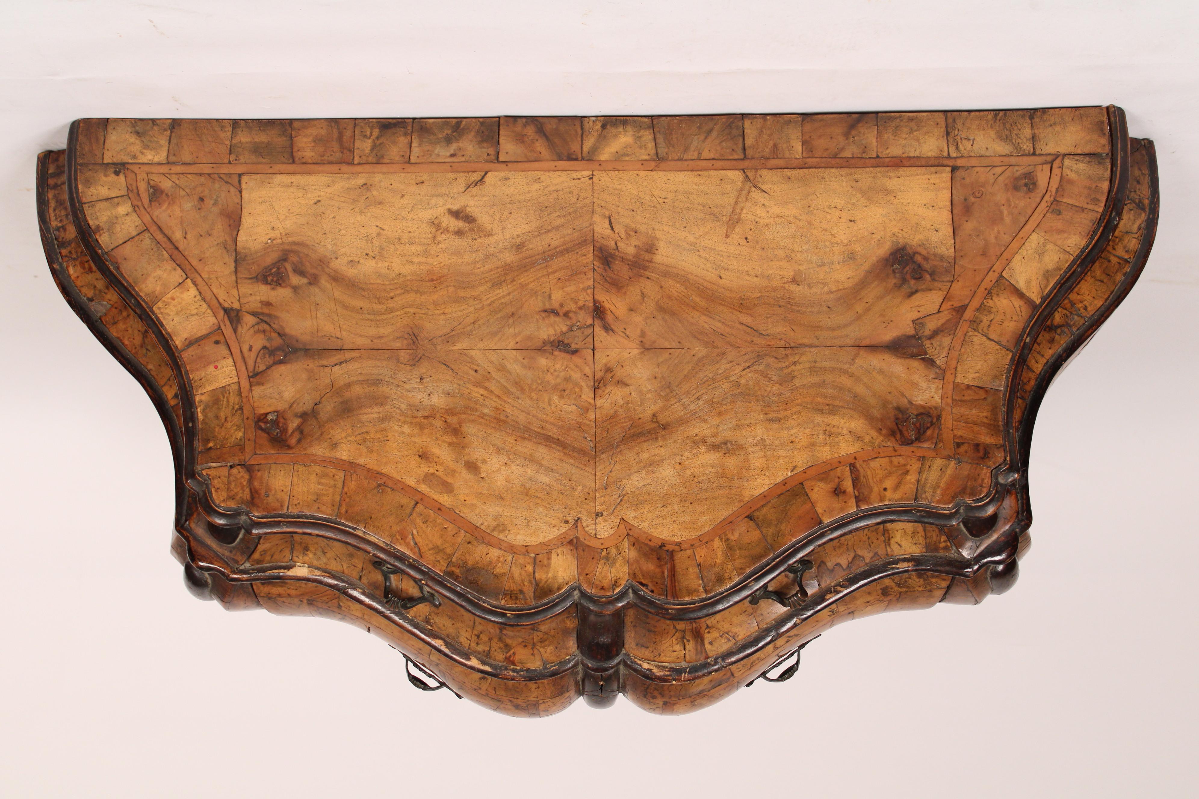 Olivier Ancienne commode bombe italienne de style Louis XV en vente