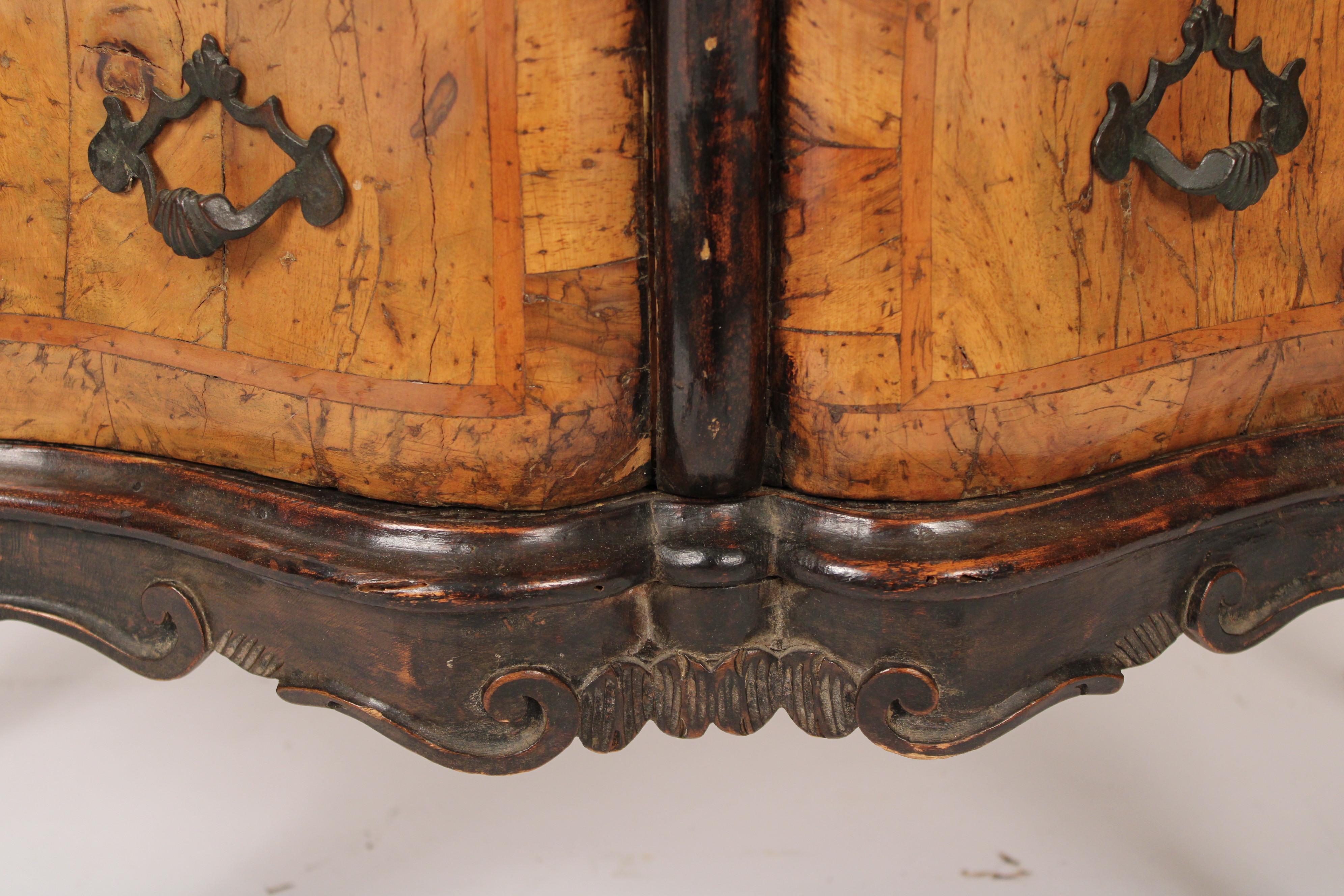 Ancienne commode bombe italienne de style Louis XV en vente 3