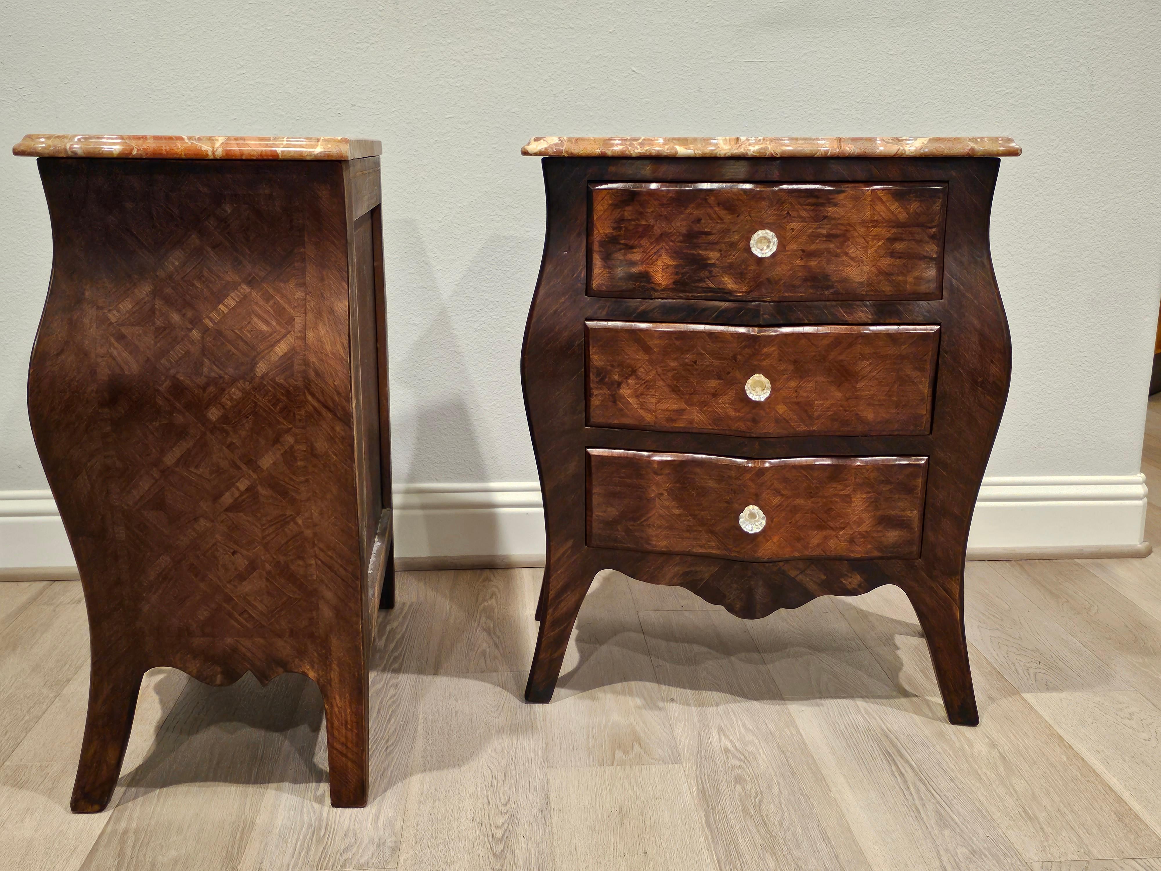Antique Italian Louis XV Style Bombe Chest Of Drawers Nightstand Pair In Good Condition For Sale In Forney, TX