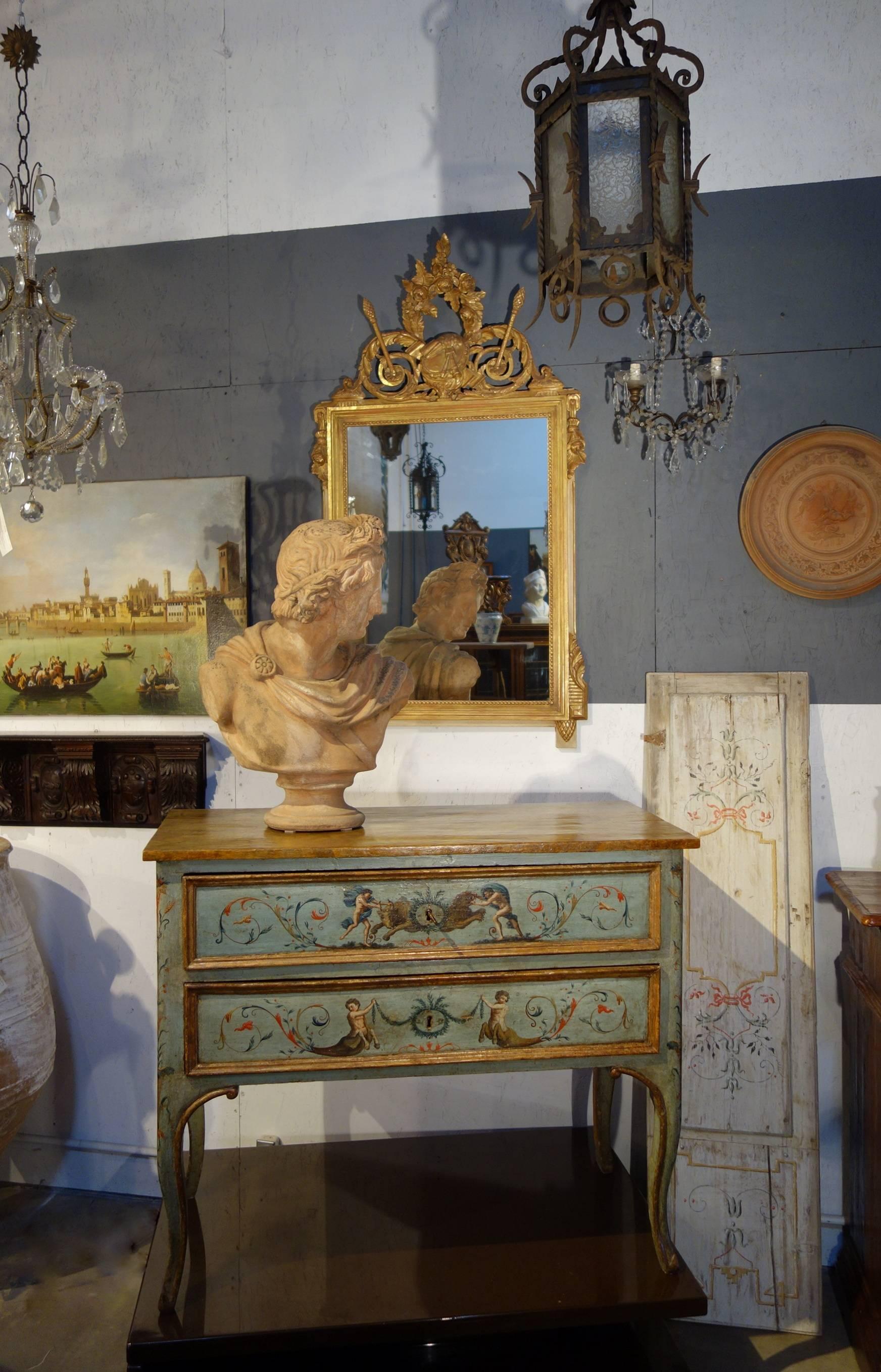 Une belle dorure sur cadre bolo permet une variation subtile du thème sur cette reproduction de miroir de style Louis XVI d'origine italienne. Belle échelle et réflectivité claire.

Mesures : 30,75